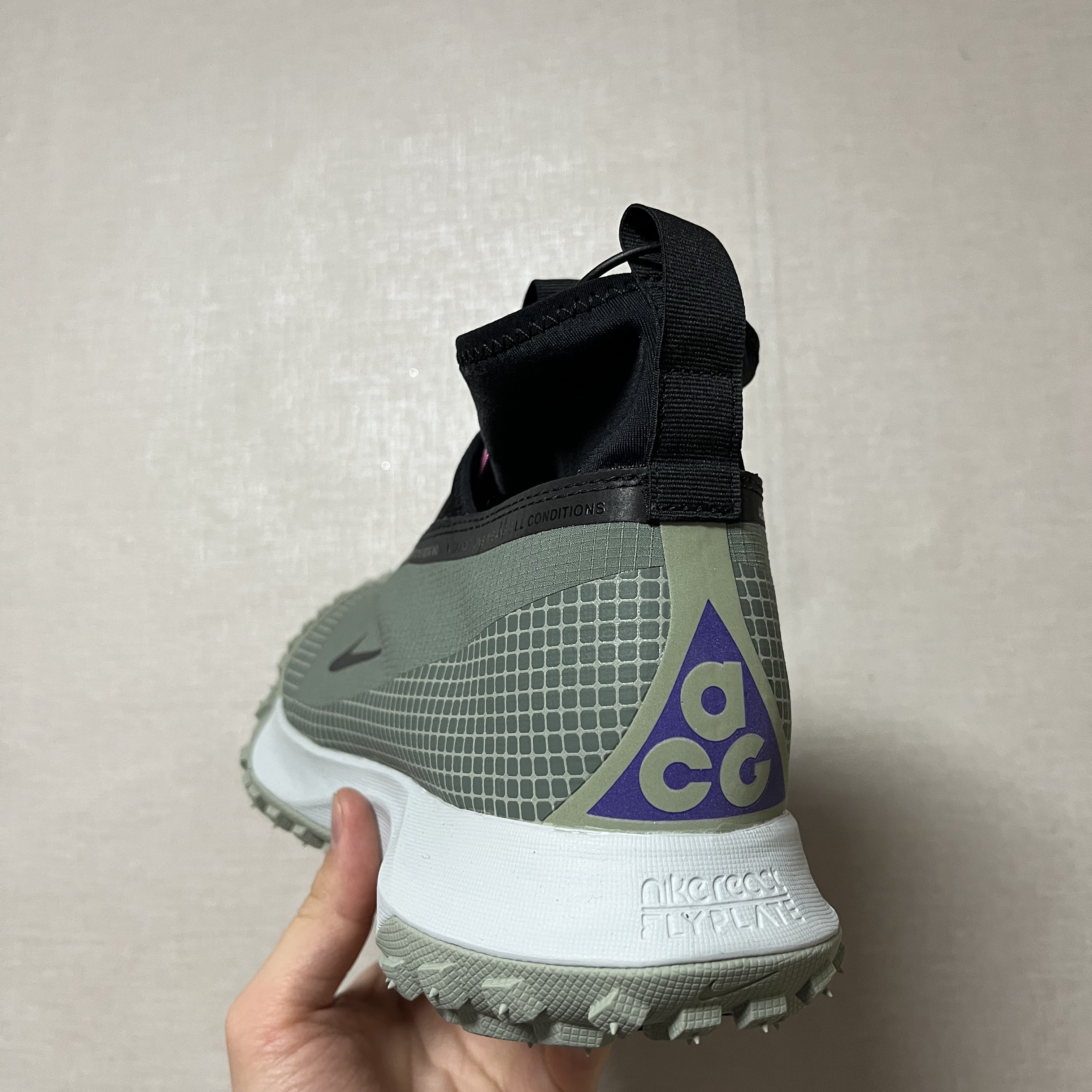 Nike ACG Mountain Fly Gore-Tex Clay Green 착용 스타일 - 3