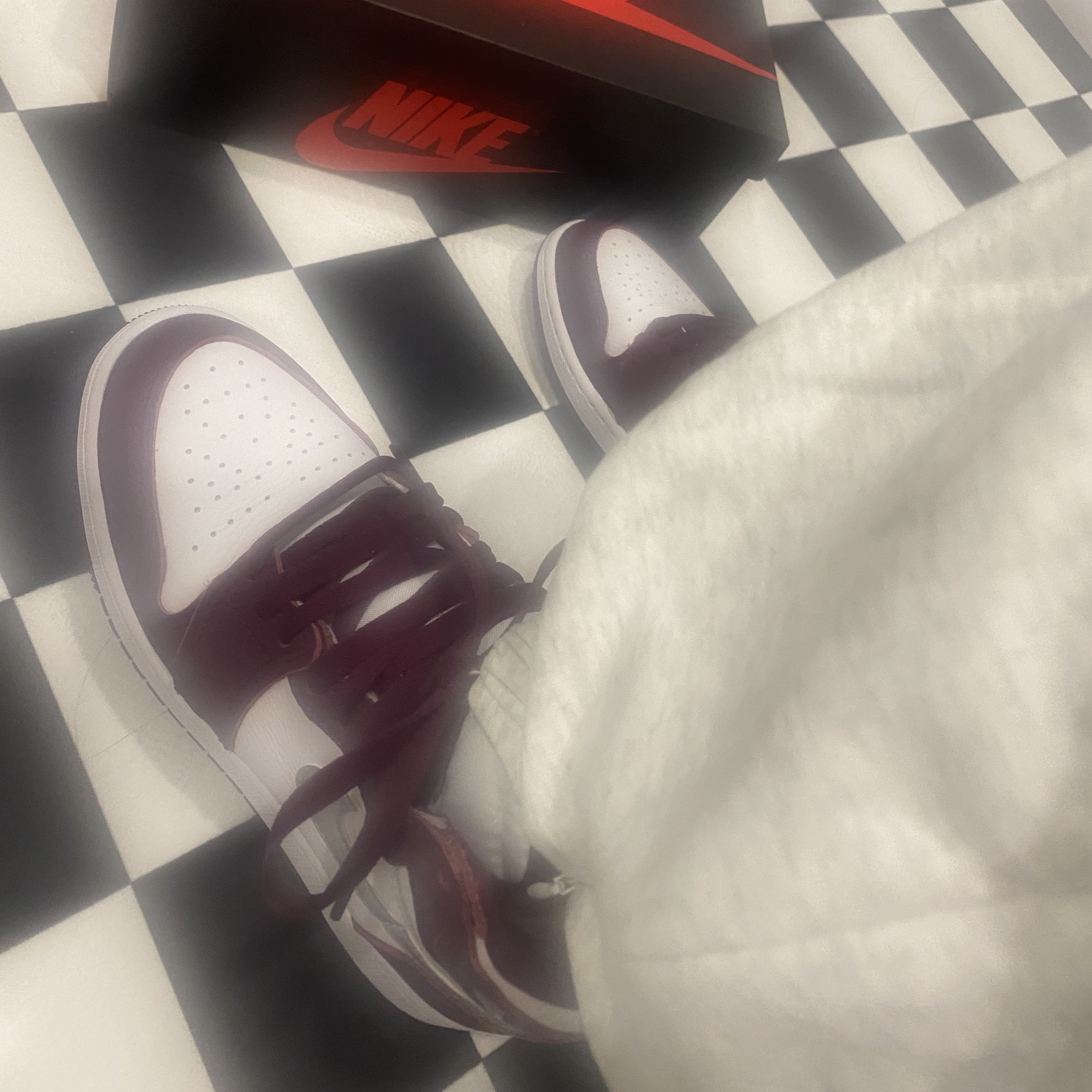 (GS) Jordan 1 Retro High OG Bordeaux 착용 스타일 - 4