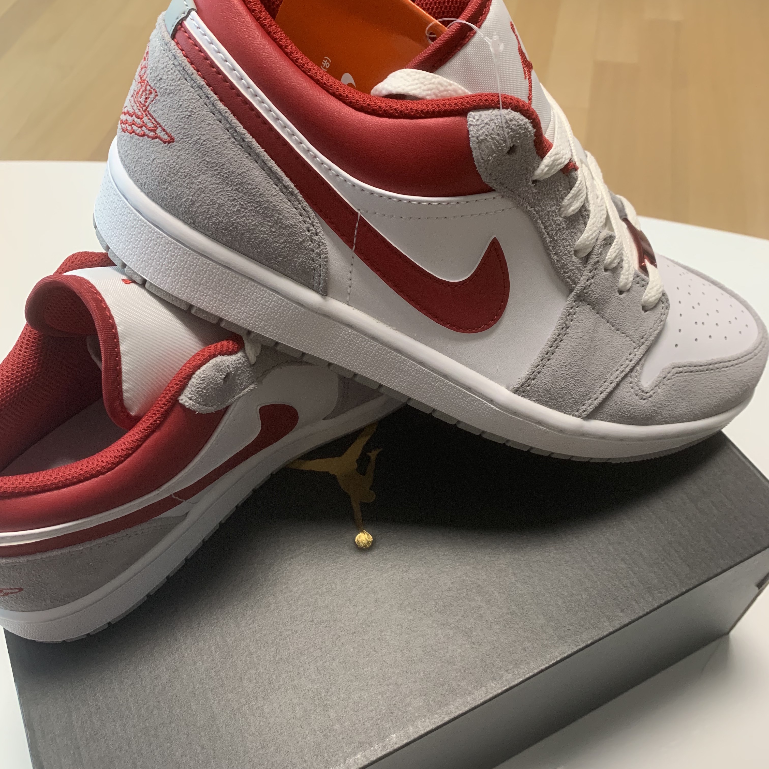 Jordan 1 Low SE Light Smoke Grey Gym Red 착용 스타일 - 2