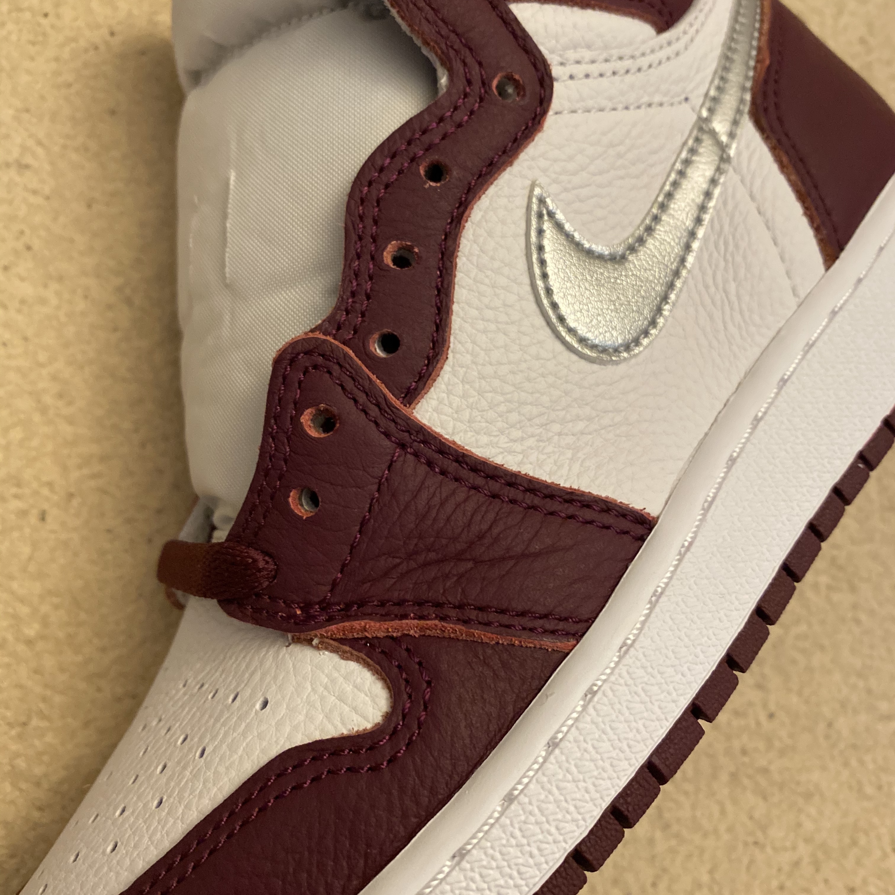 Jordan 1 Retro High OG Bordeaux 착용 스타일 - 2