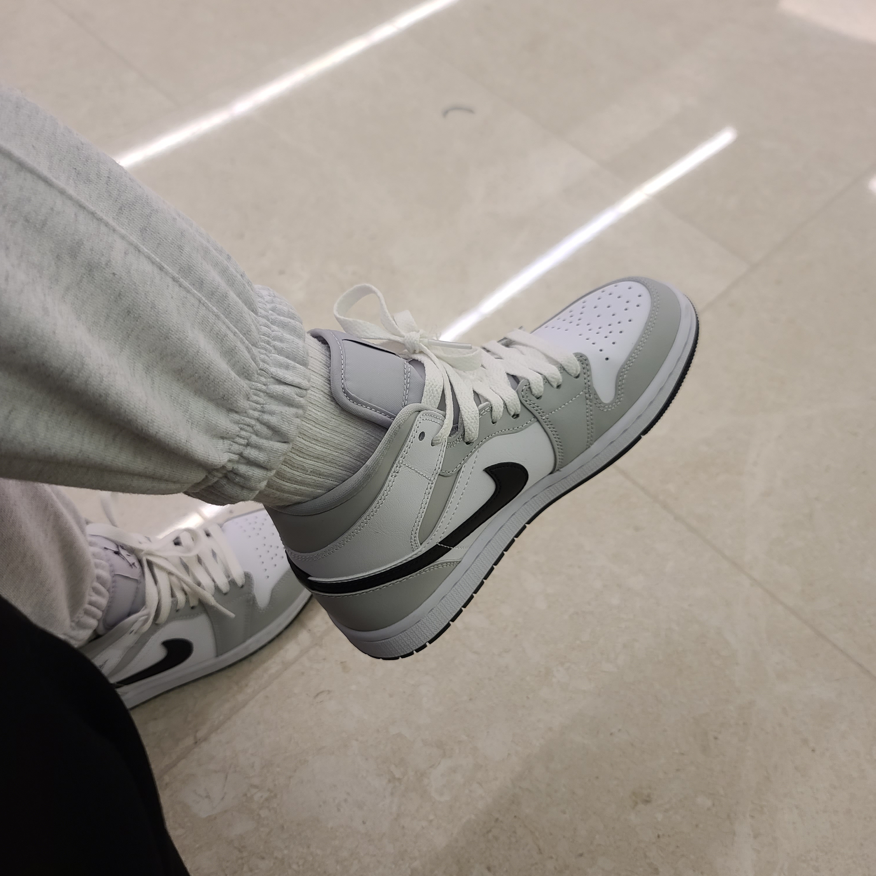 (W) Jordan 1 Mid Grey Fog 착용 스타일