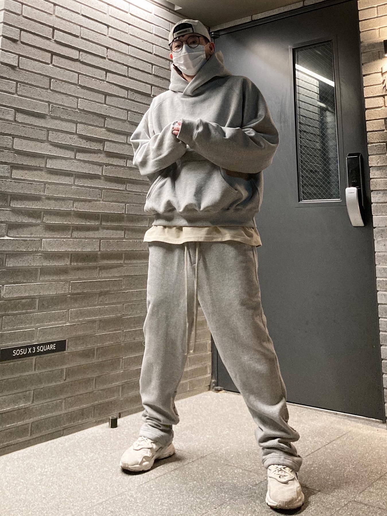 Adidas Ozweego Clear Brown 착용 스타일 - 1