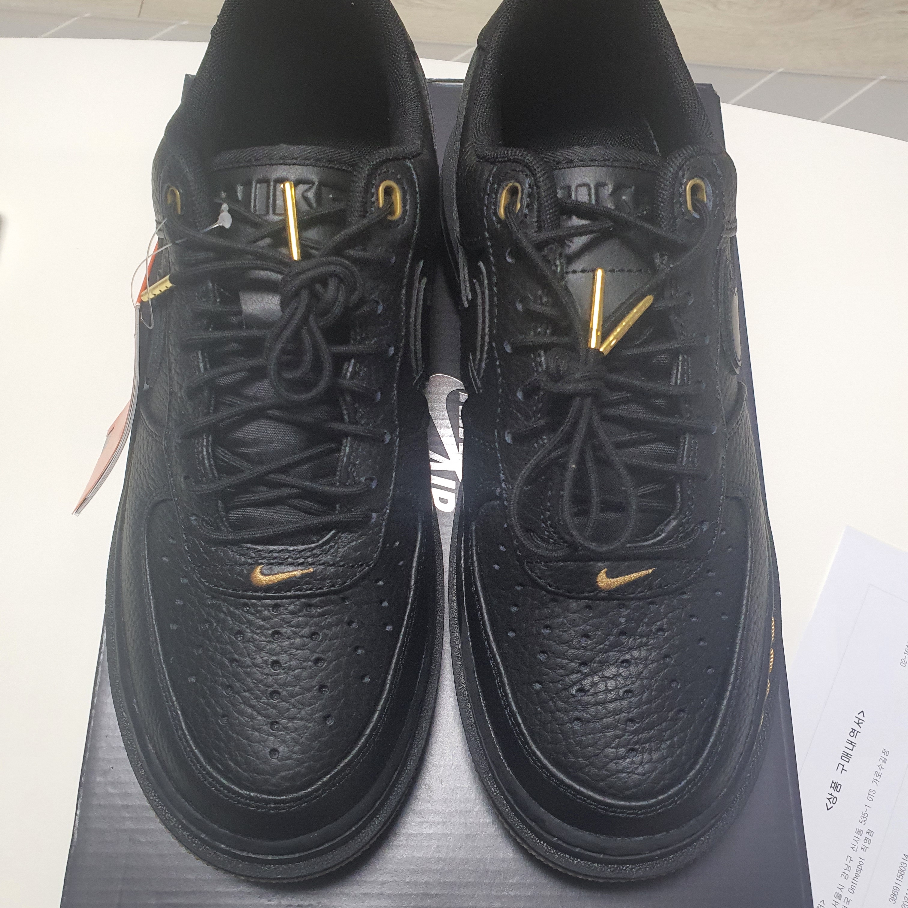 Nike Air Force 1 Luxe Black 착용 스타일 - 3