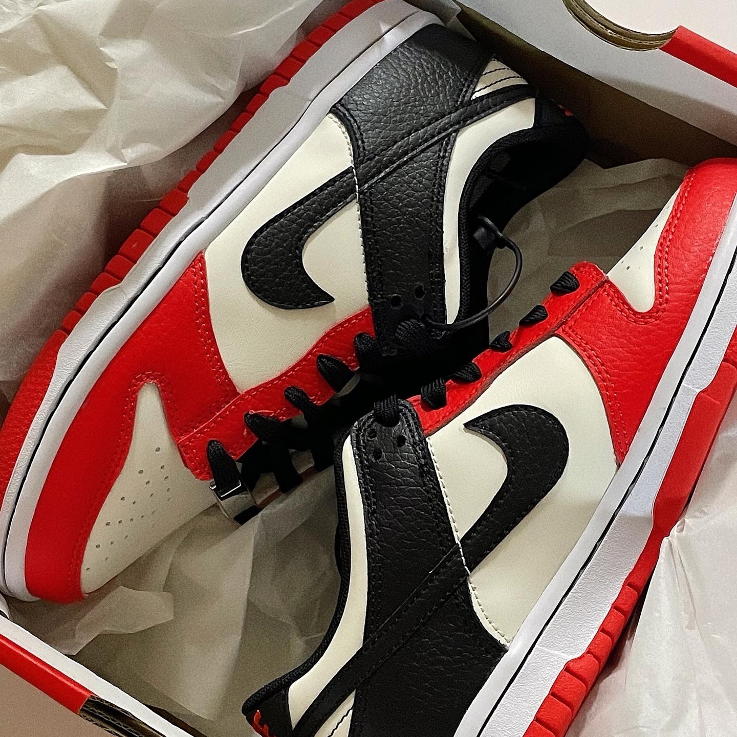 (GS) Nike x NBA Dunk Low Black and Chile Red 착용 스타일