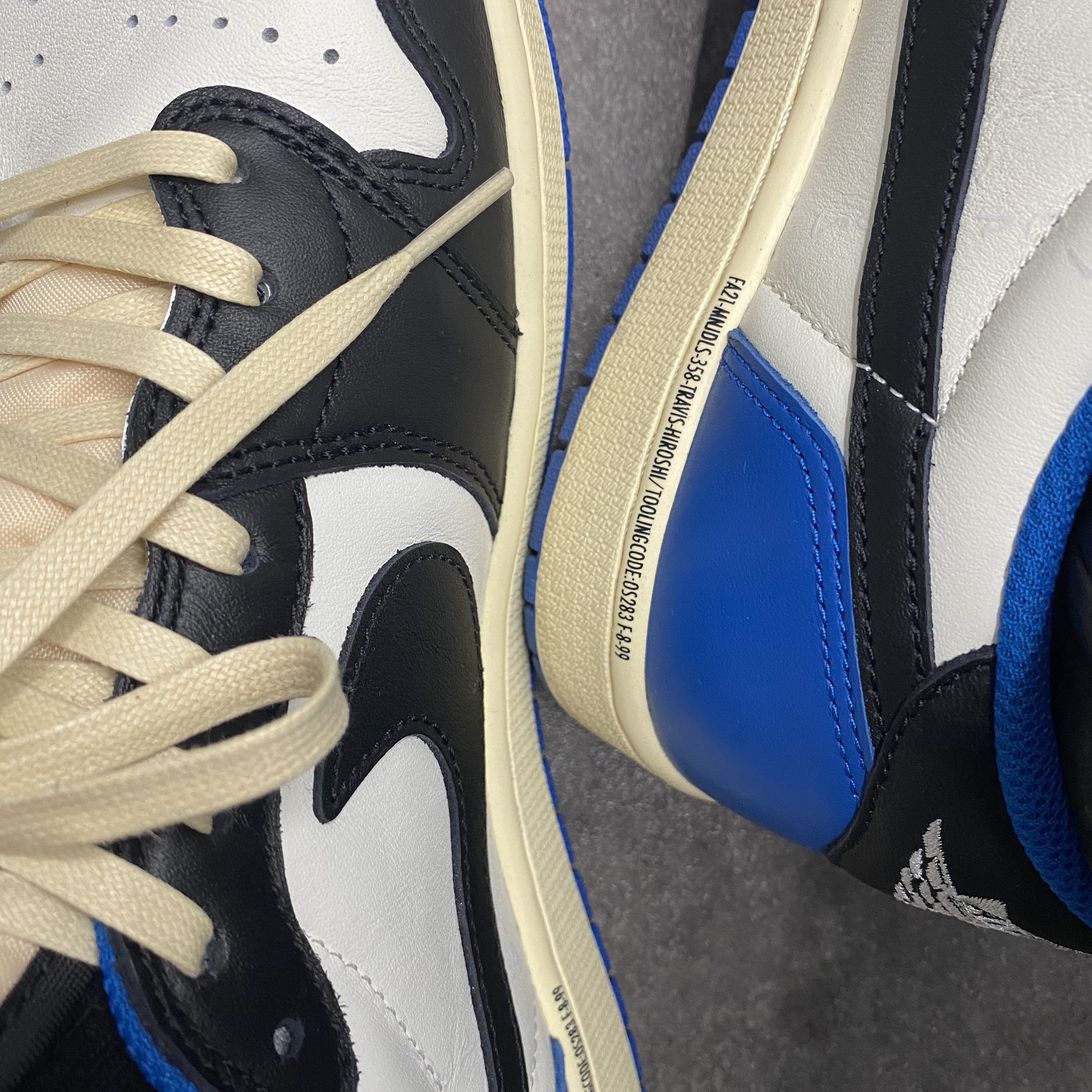 Yeezy Gap Hoodie Blue, Jordan 1 x Travis Scott x Fragment Retro Low OG SP Military Blue 착용 스타일 - 2