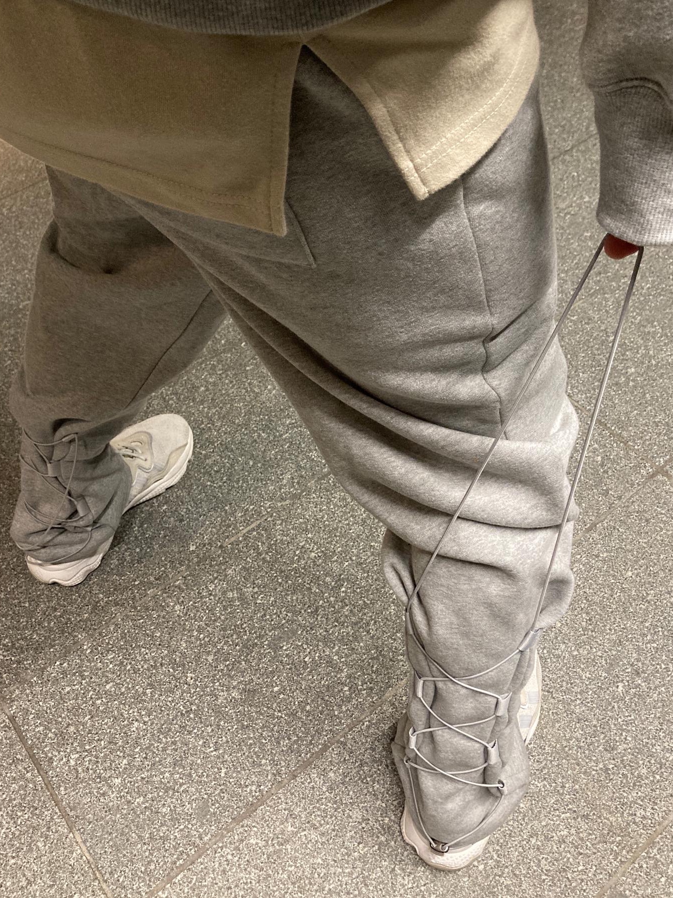 Adidas Ozweego Clear Brown 착용 스타일 - 4