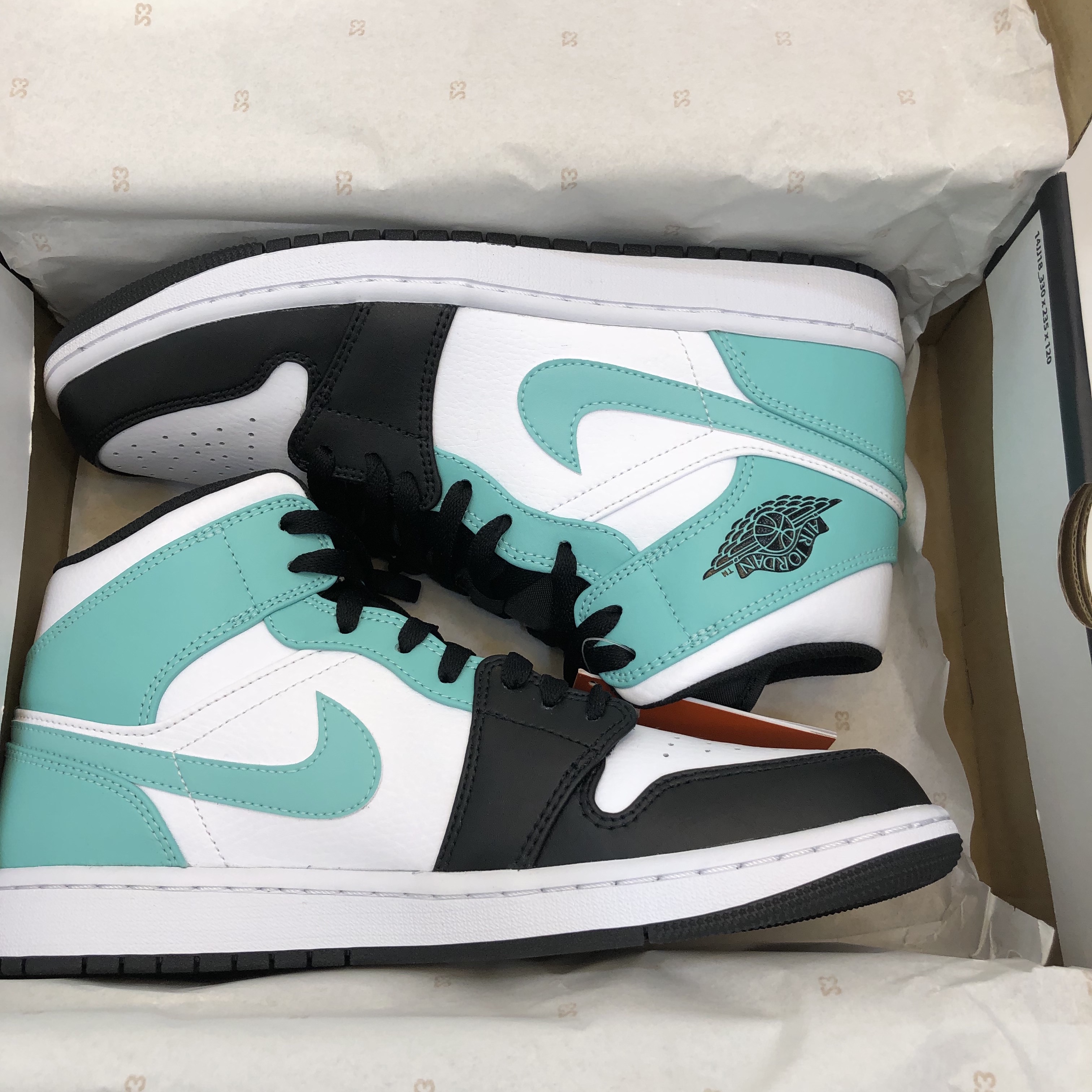 Jordan 1 Mid Tropical Twist 착용 스타일