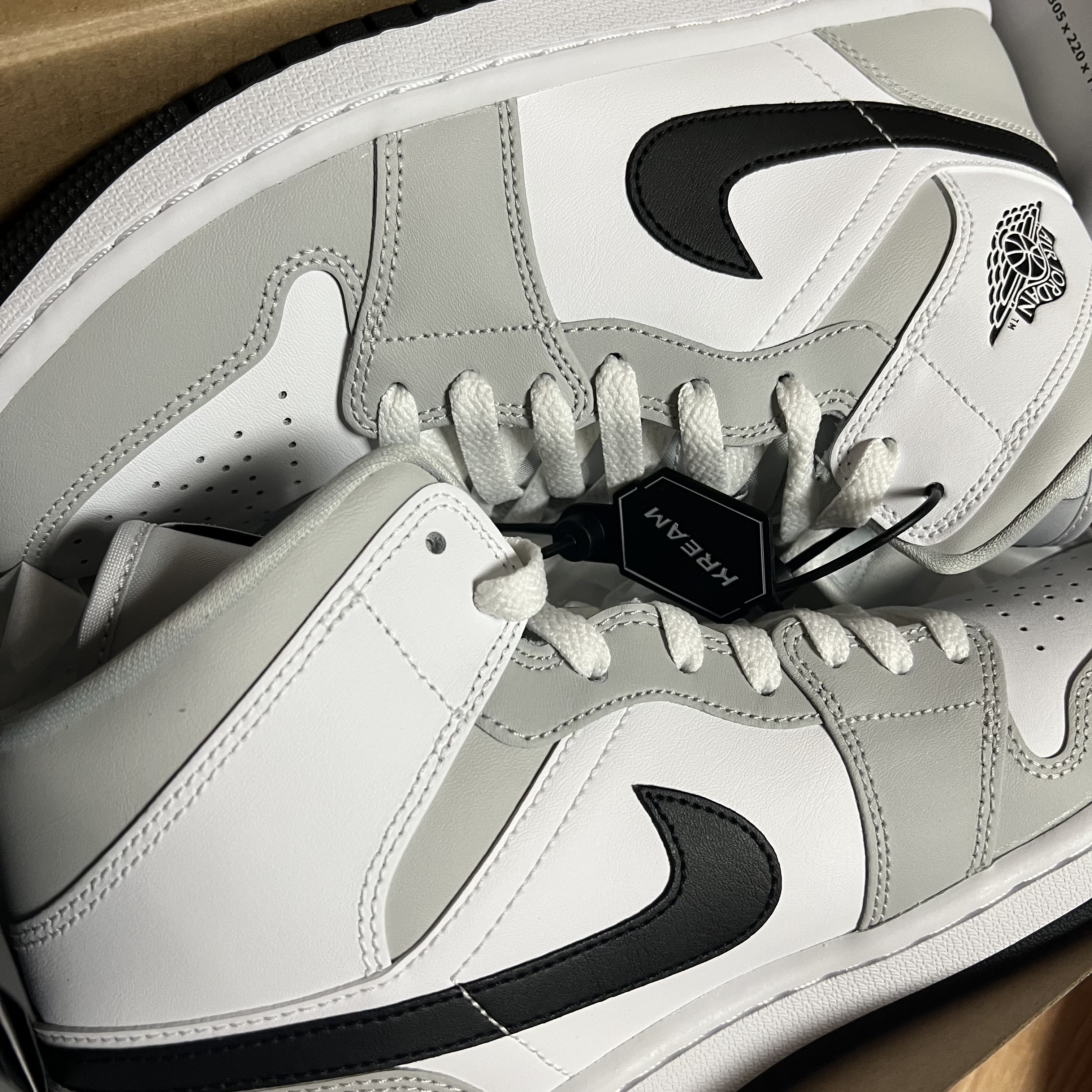 (W) Jordan 1 Mid Grey Fog 착용 스타일