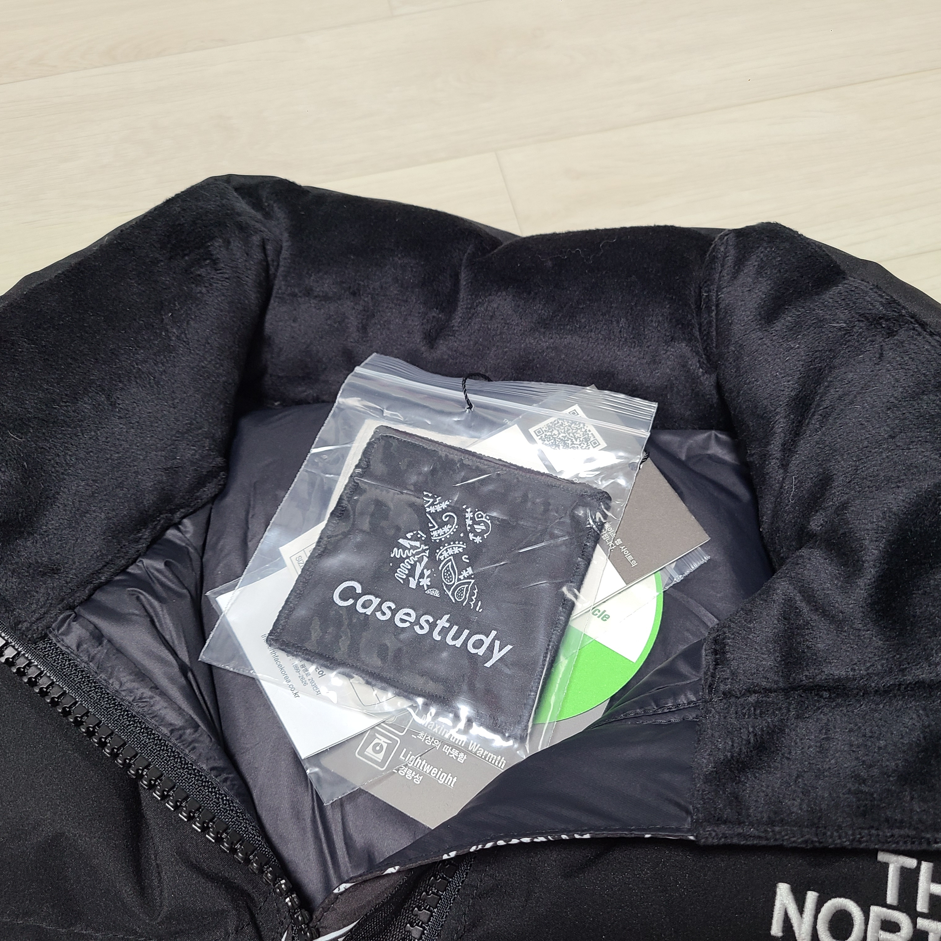 The North Face Nuptse Down Jacket Black 착용 스타일 - 3