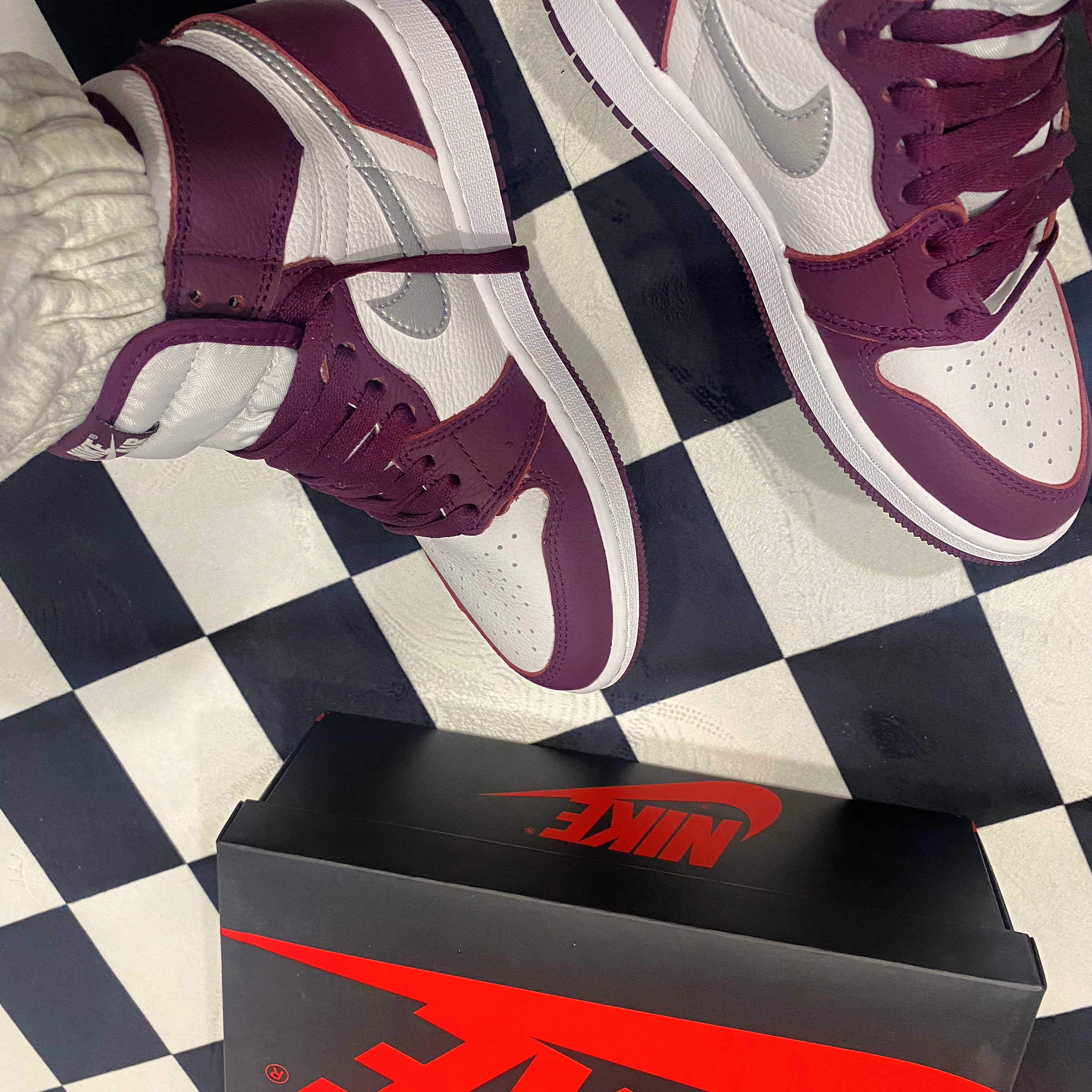 (GS) Jordan 1 Retro High OG Bordeaux 착용 스타일 - 2