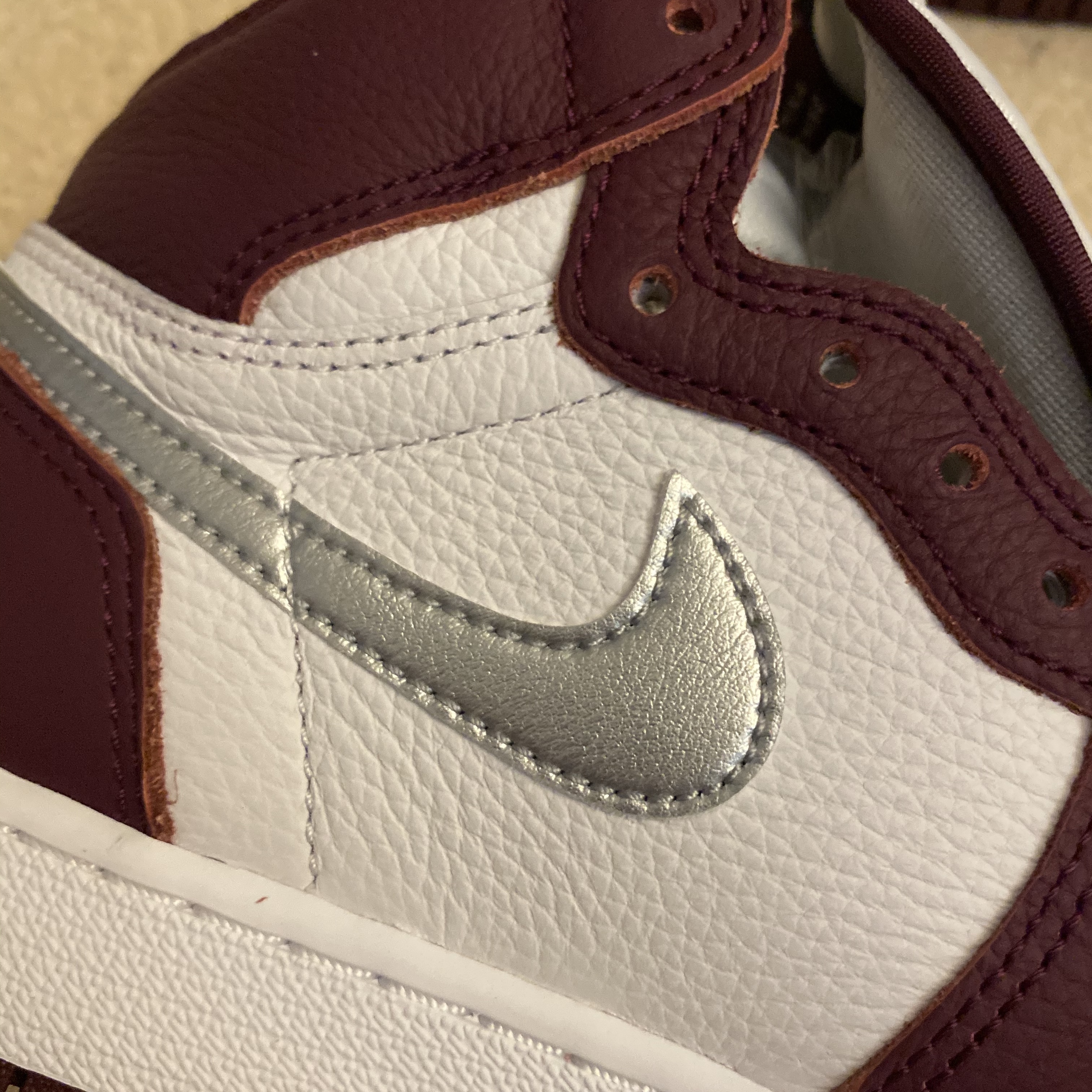 Jordan 1 Retro High OG Bordeaux 착용 스타일 - 5