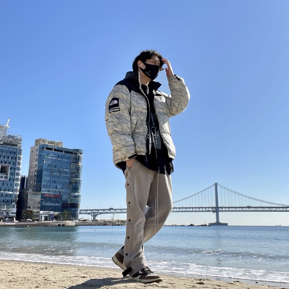 Supreme x The North Face Paper Print Nuptse Jacket - 19FW, Jordan x Travis Scott T-Shirt 착용 스타일