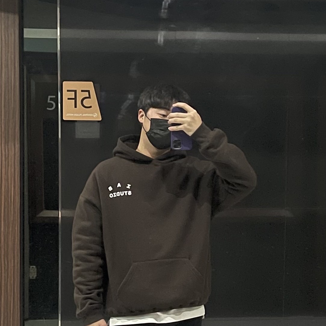 IAB Studio Hoodie Brown 착용 스타일