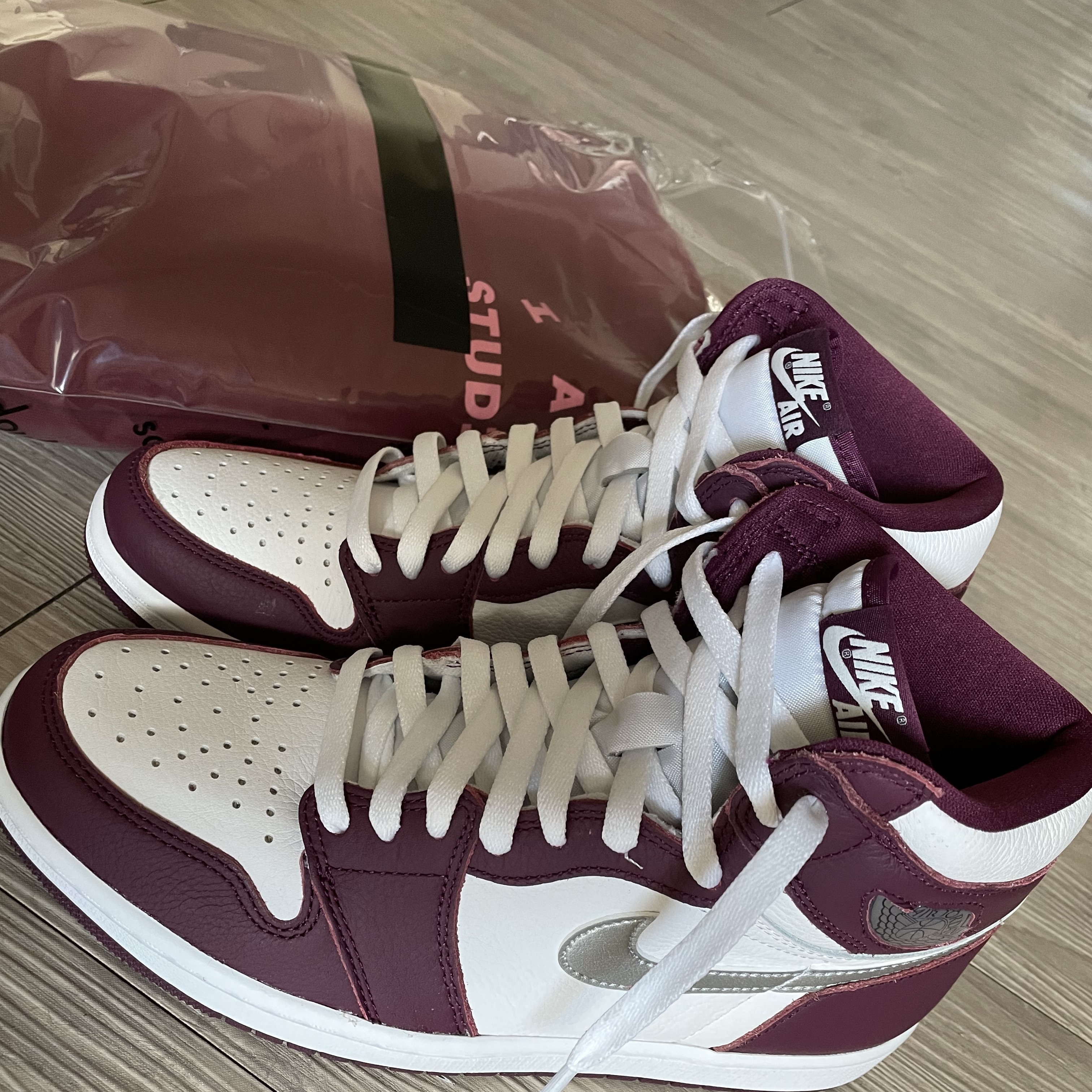 IAB Studio Hoodie Raspberry, Jordan 1 Retro High OG Bordeaux 착용 스타일 - 5