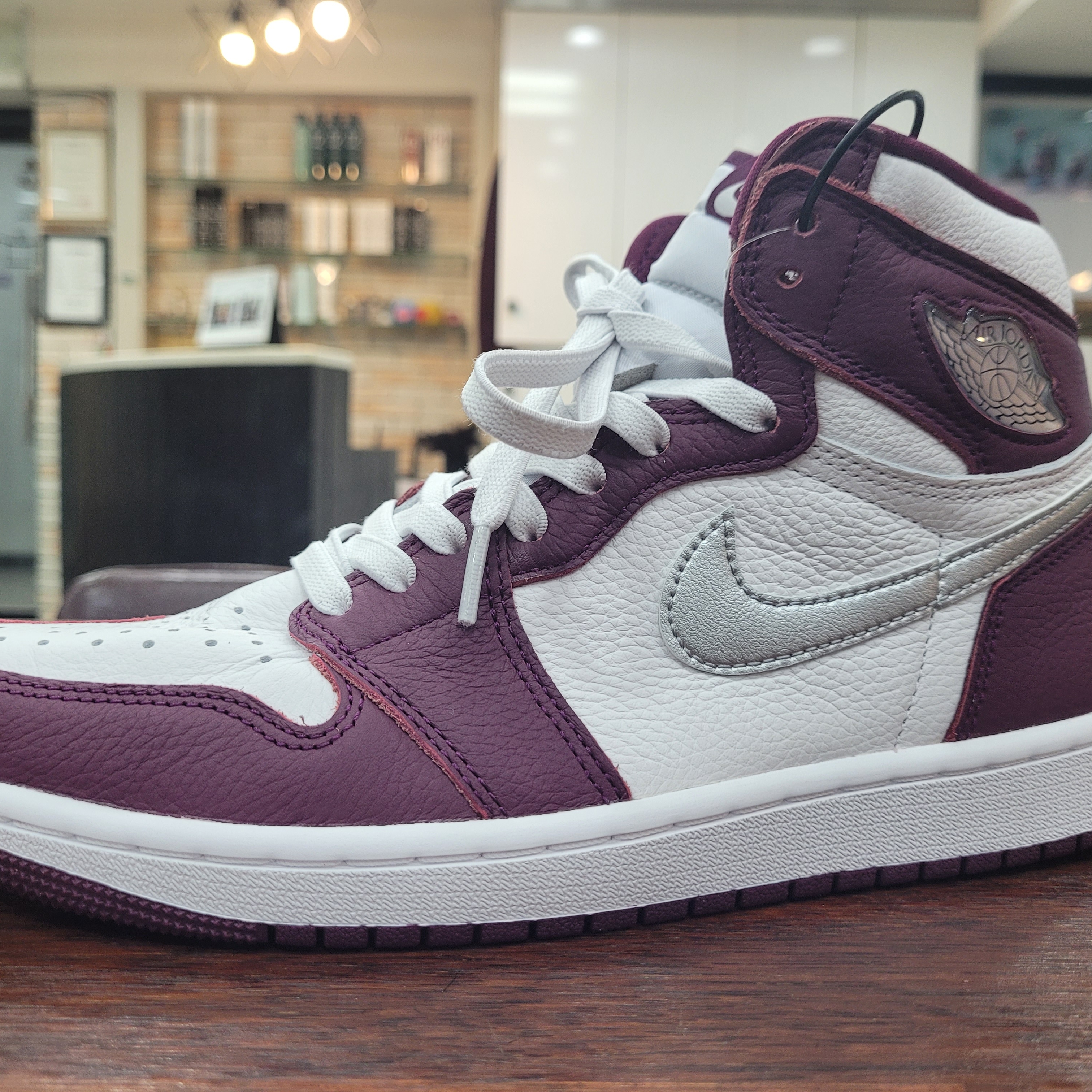 Jordan 1 Retro High OG Bordeaux 착용 스타일 - 2