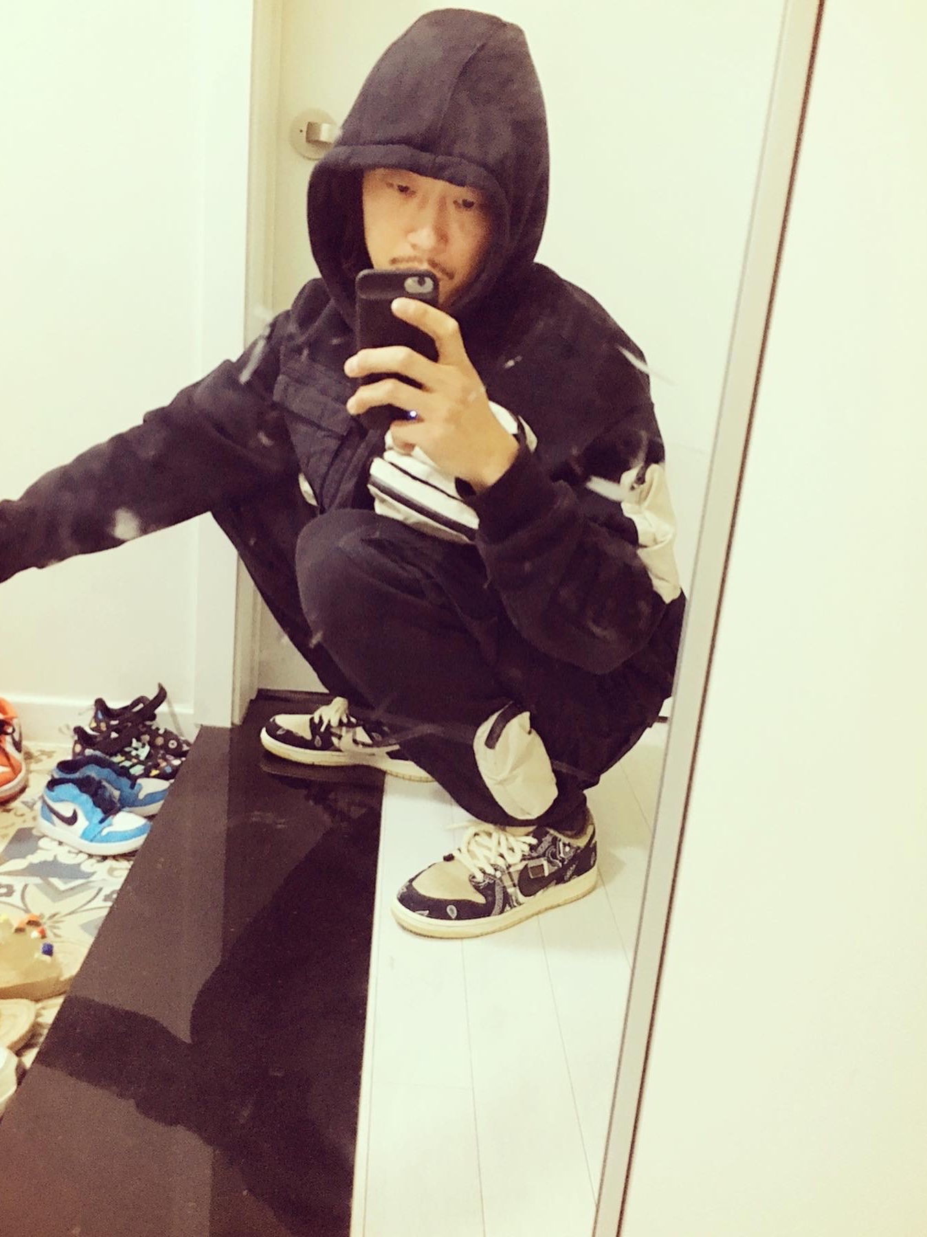 Nike x Travis Scott SB Dunk Low, Nike x Travis Scott NRG AG Utility Hoodie Black 착용 스타일 - 3