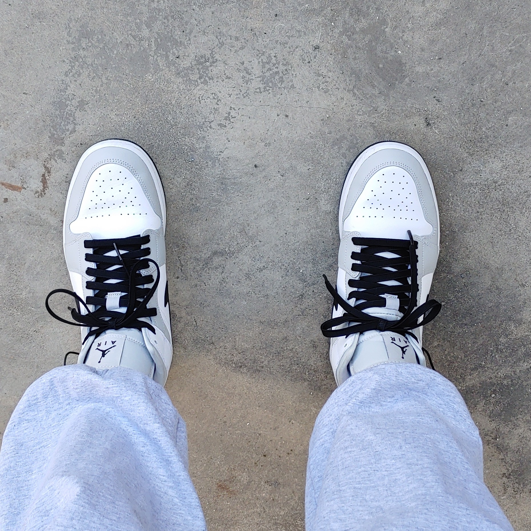(W) Jordan 1 Mid Grey Fog, Nike Air Force 1 '07 LX Pink Bag 착용 스타일 - 1