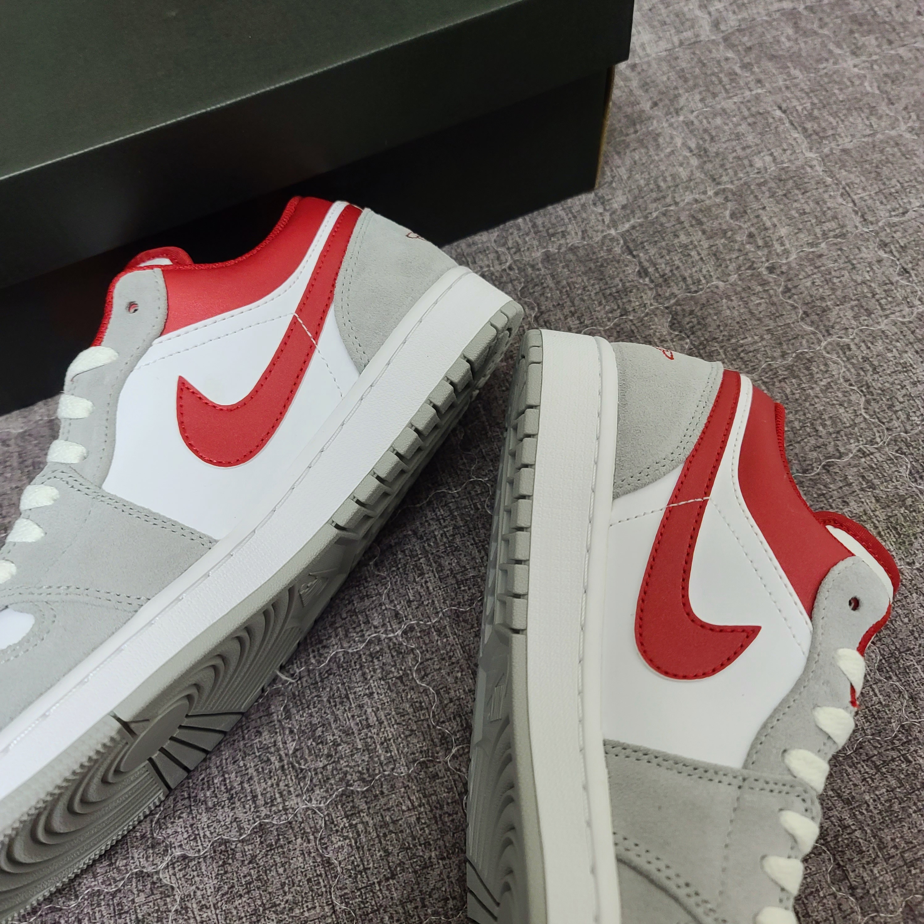 Jordan 1 Low SE Light Smoke Grey Gym Red 착용 스타일 - 3