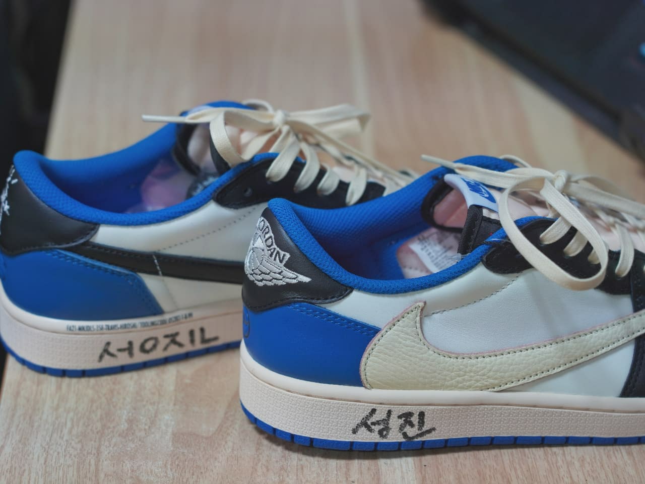 Jordan 1 x Travis Scott x Fragment Retro Low OG SP Military Blue 착용 스타일 - 2