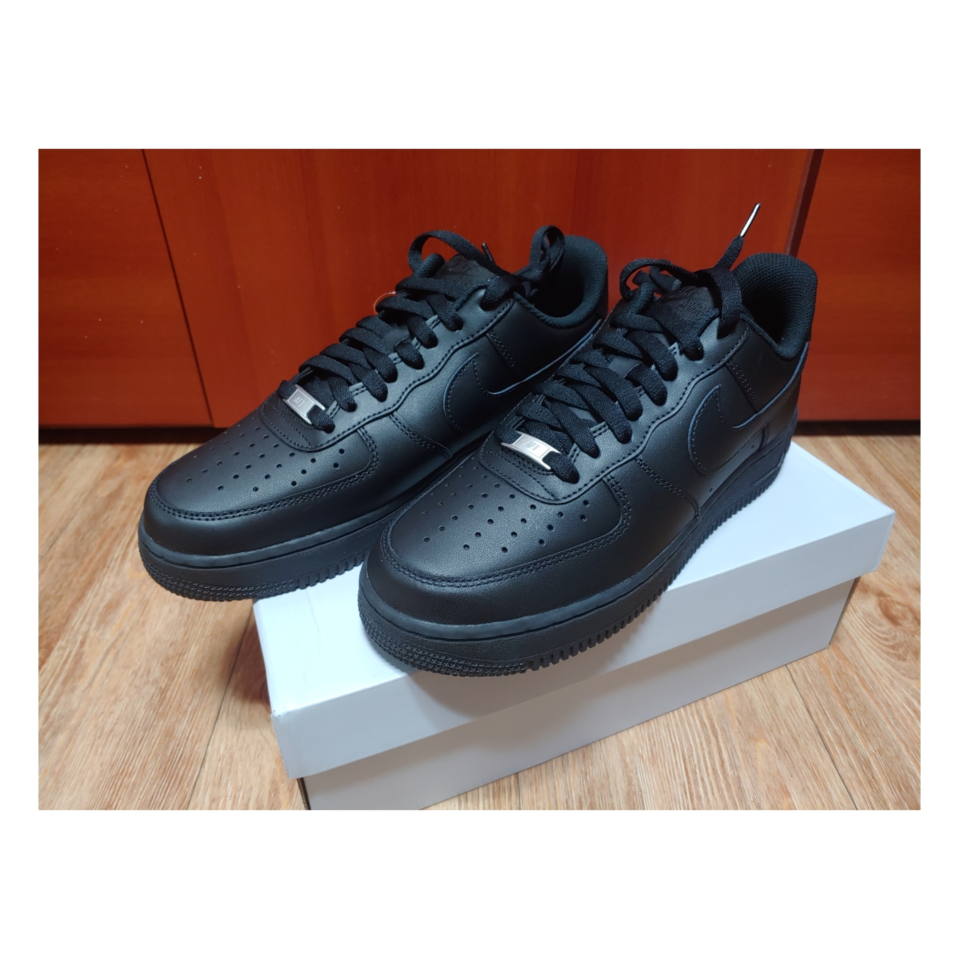 Nike Air Force 1 '07 Low Triple Black 착용 스타일 - 2