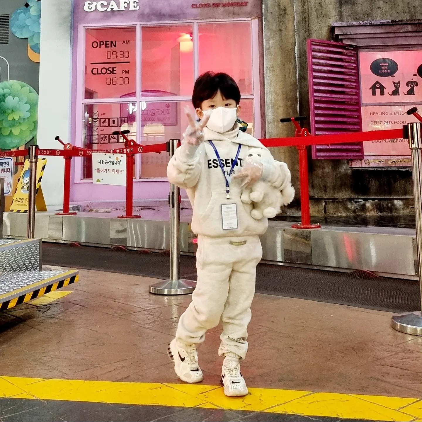 (Kids) Essentials Pull-Over Hoodie Oatmeal - 21SS, (Kids) Essentials Sweatpants Oatmeal - 21SS 착용 스타일 - 1