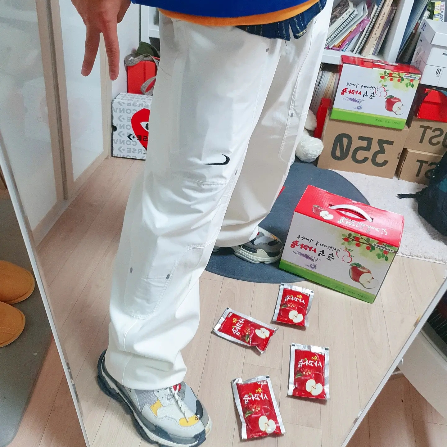 Nike Air More Uptempo White Varsity Red 2021, Jordan 1 Retro High OG University Blue 착용 스타일 - 5