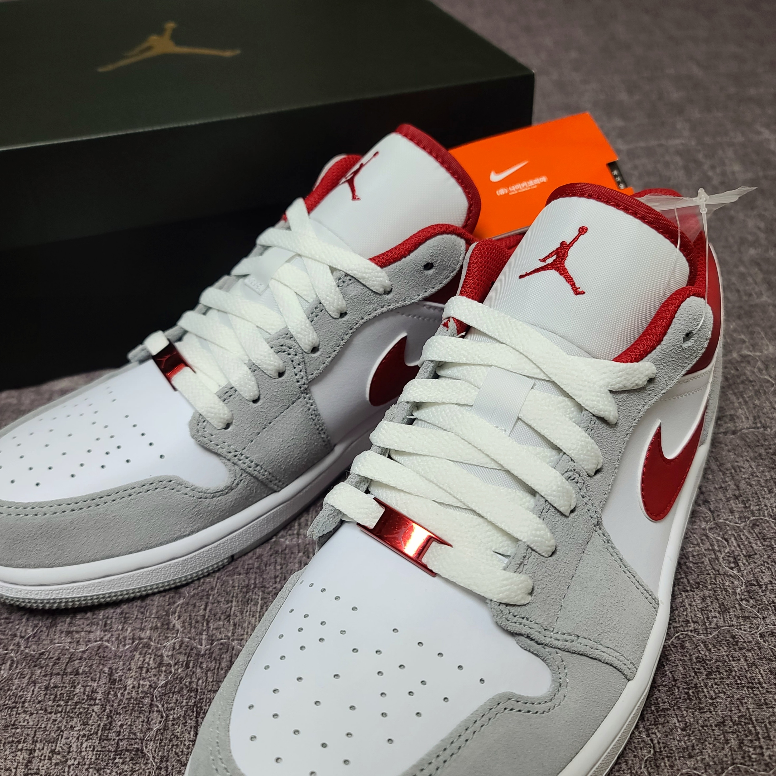 Jordan 1 Low SE Light Smoke Grey Gym Red 착용 스타일 - 2