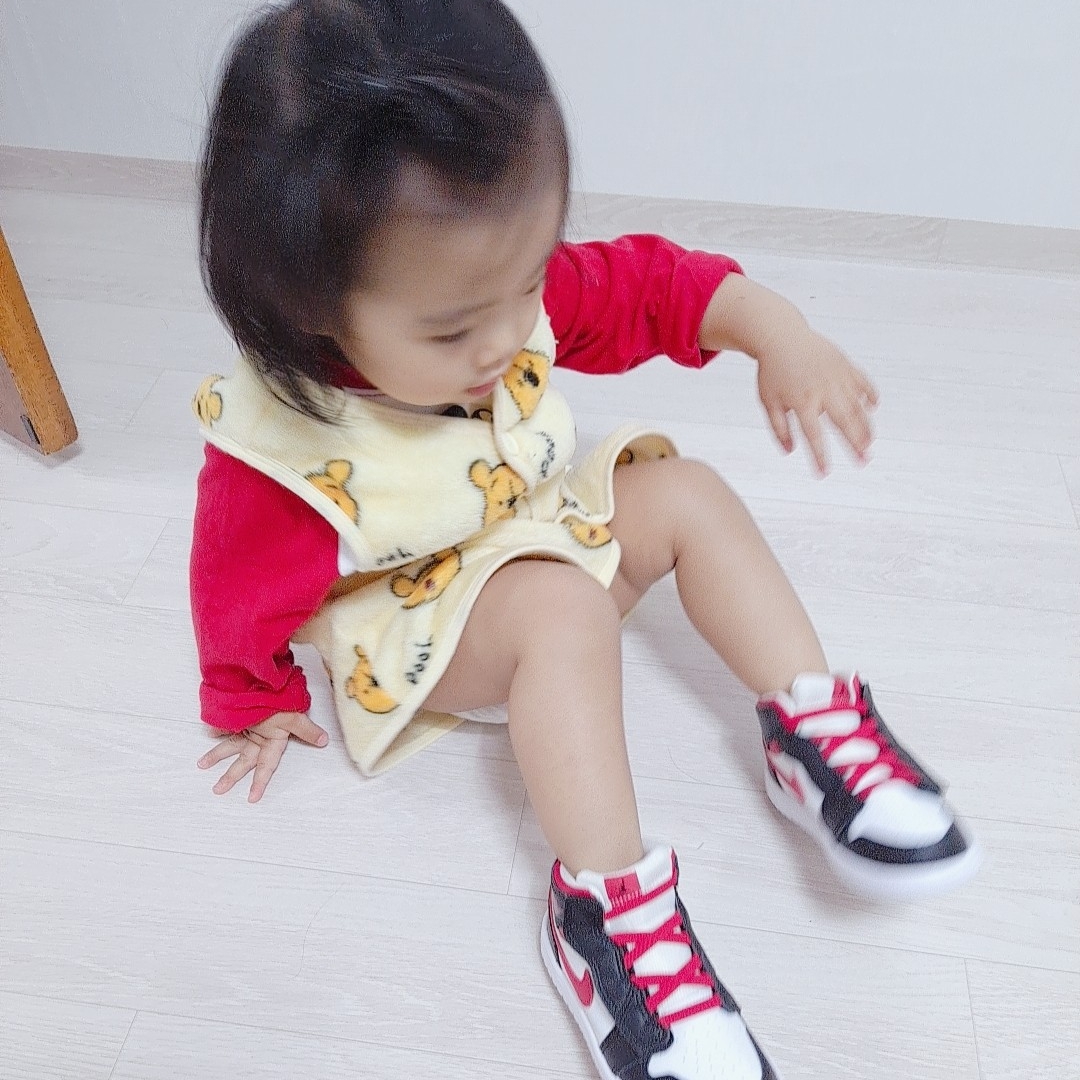 Jordan 1 Mid Gym Red Black White 착용 스타일 - 5