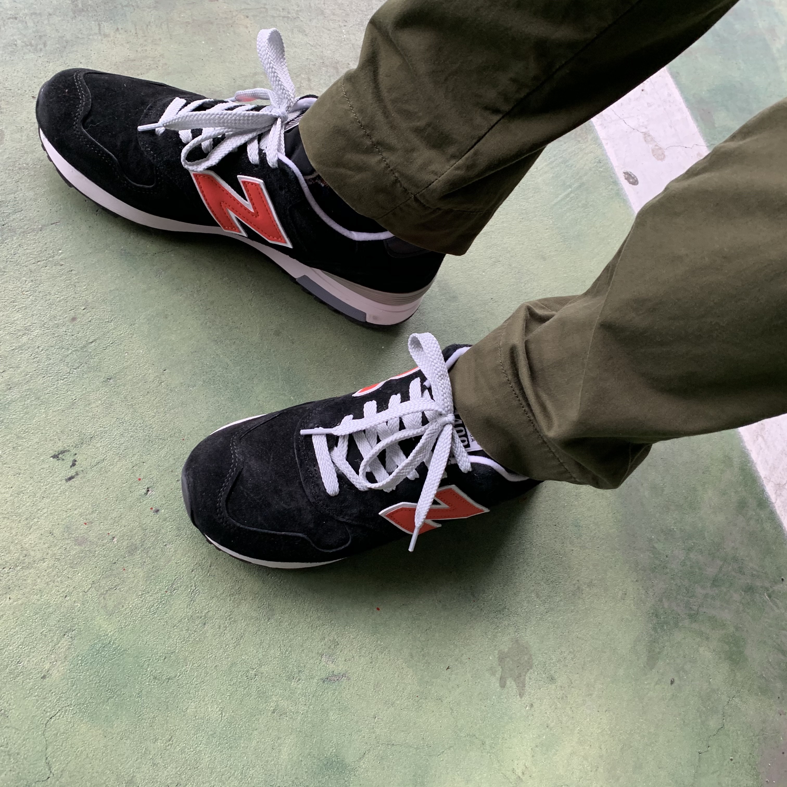 New Balance x J.Crew 1400 Made in USA Black Orange 착용 스타일 - 4