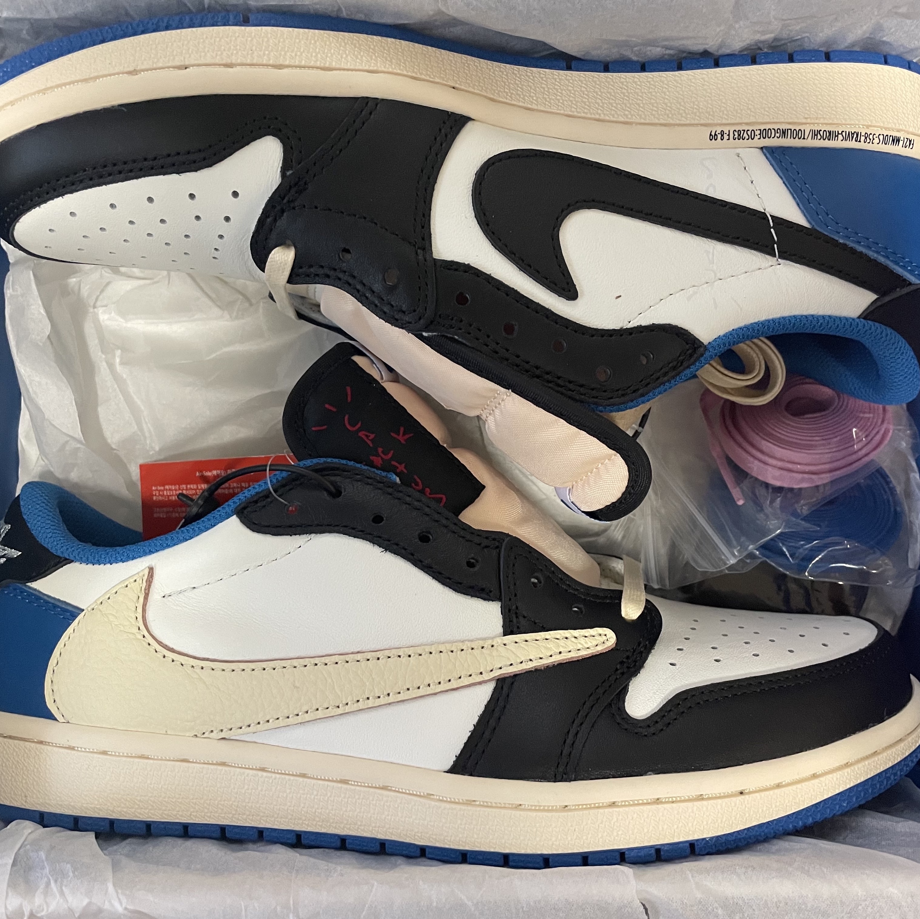 Jordan 1 x Travis Scott Retro Low OG SP Mocha, Jordan 1 x Travis Scott x Fragment Retro Low OG SP Military Blue 착용 스타일 - 2