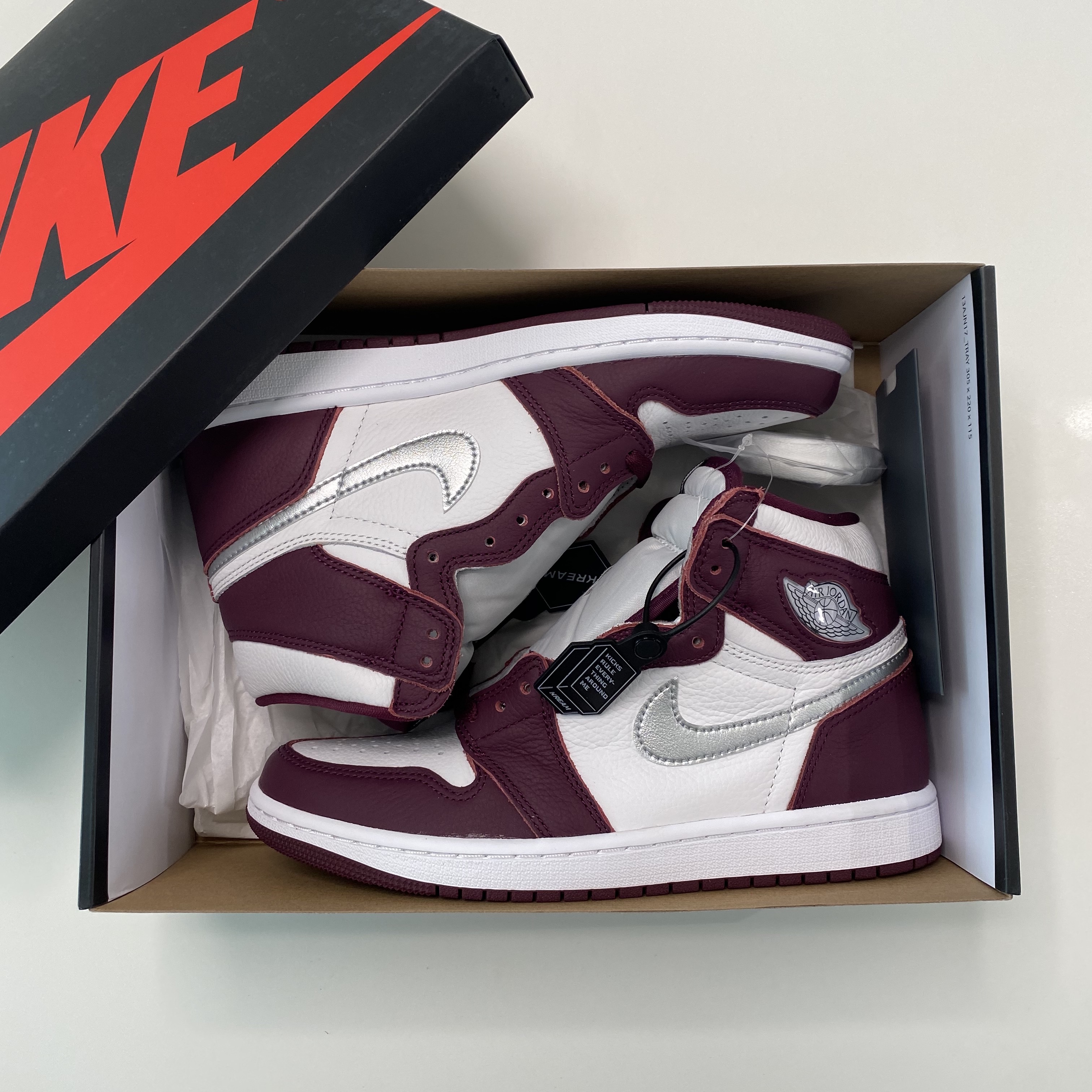 Jordan 1 Retro High OG Bordeaux 착용 스타일 - 1