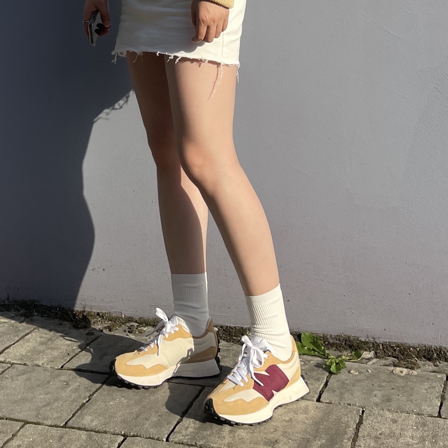 New Balance 327 Moonbeam Ghost Pepper 착용 스타일