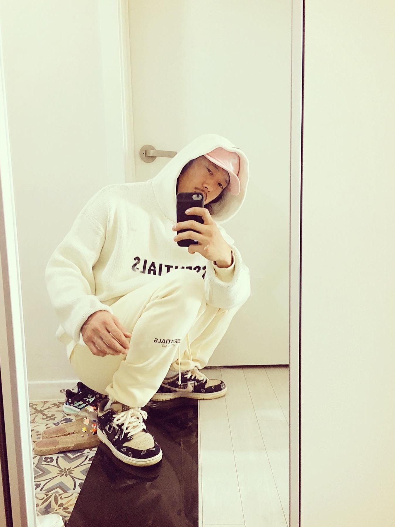Essentials Sweatpants Buttercream 2020, Essentials Knit Pullover Hoodie Cream - 21SS 착용 스타일 - 3