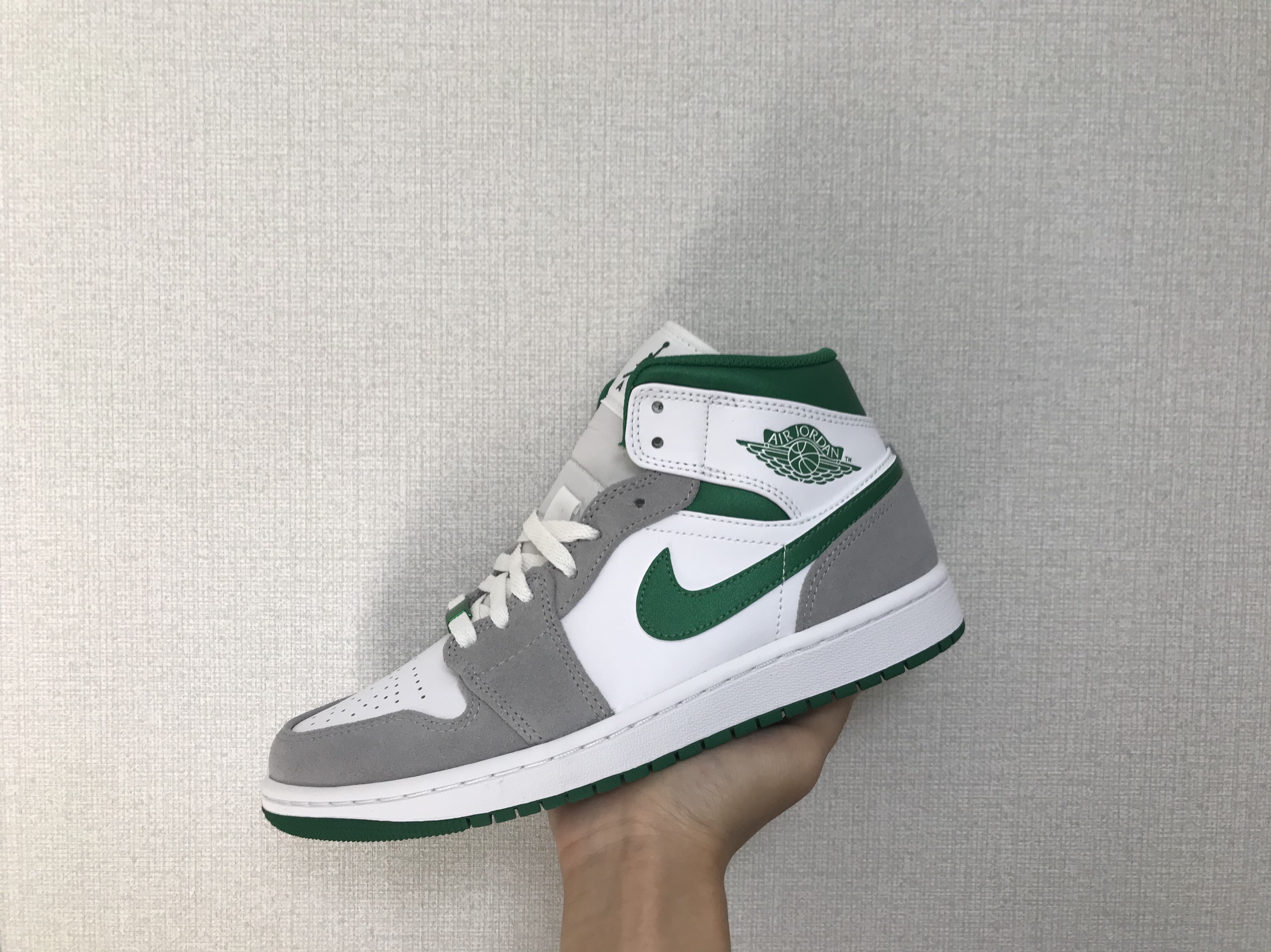 Jordan 1 Mid SE Pine Green Light Smoke Grey 착용 스타일