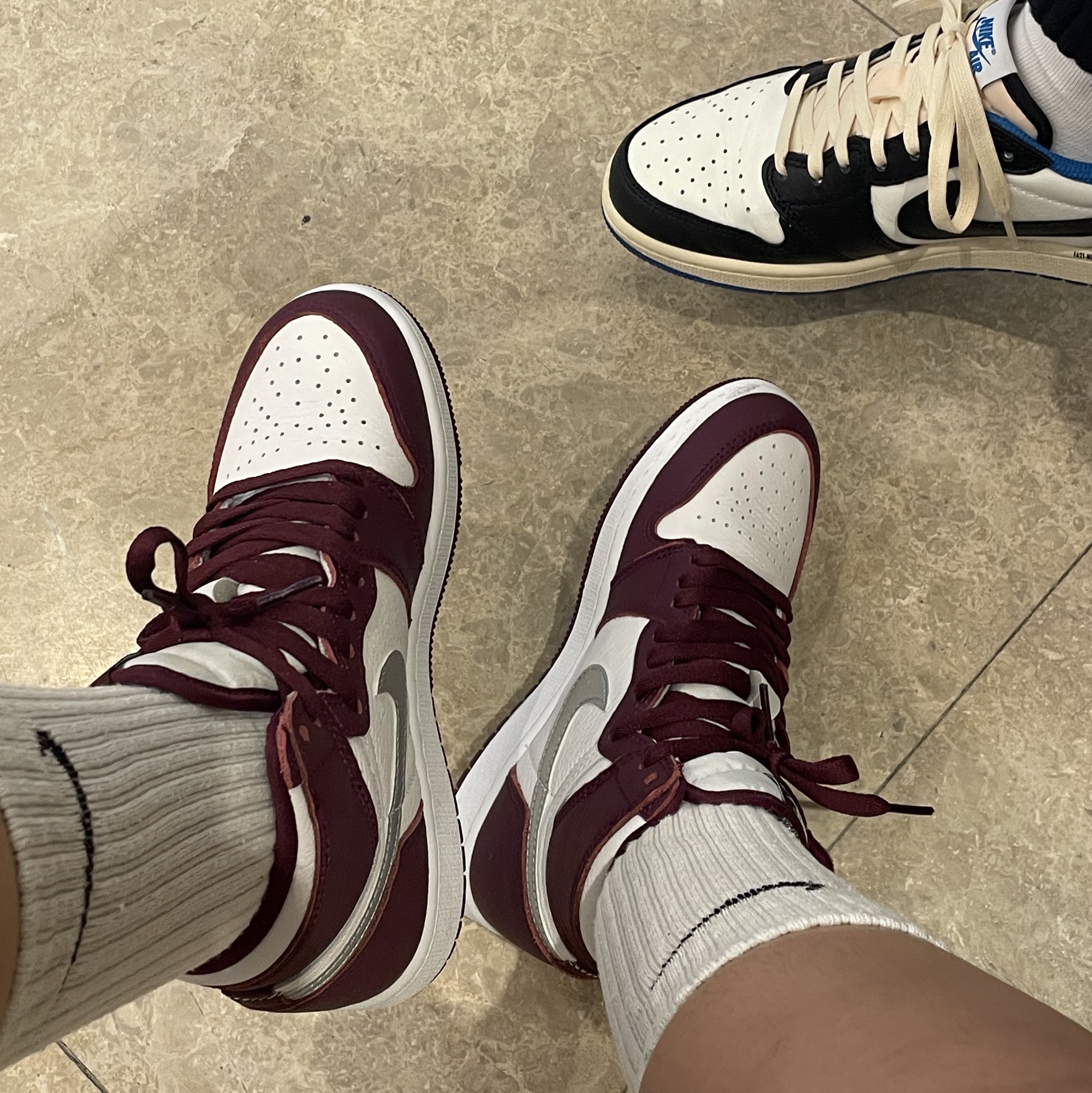(GS) Jordan 1 Retro High OG Bordeaux 착용 스타일 - 2