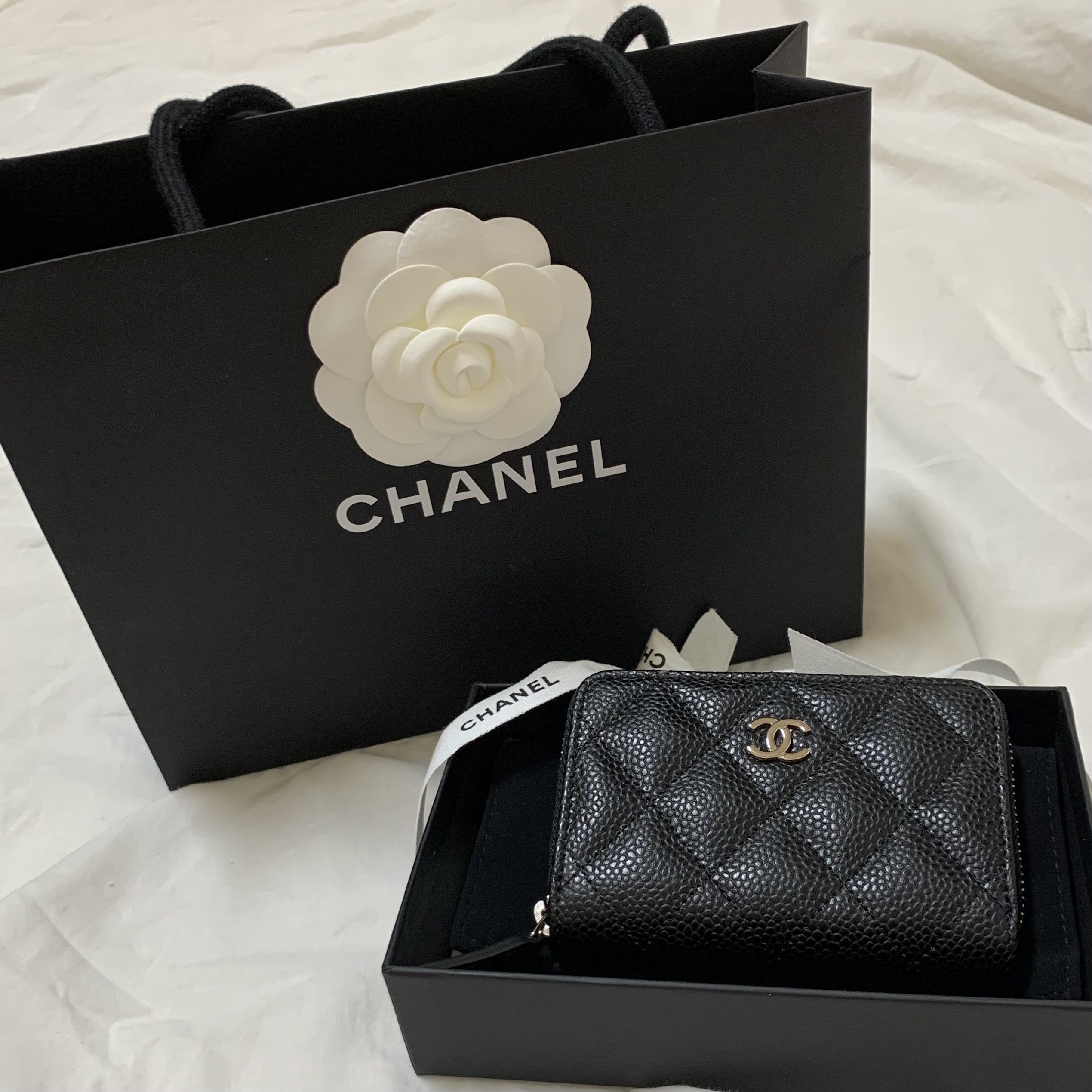Chanel Classic Zipped Coin Purse Grained Calfskin & Silver Black 착용 스타일