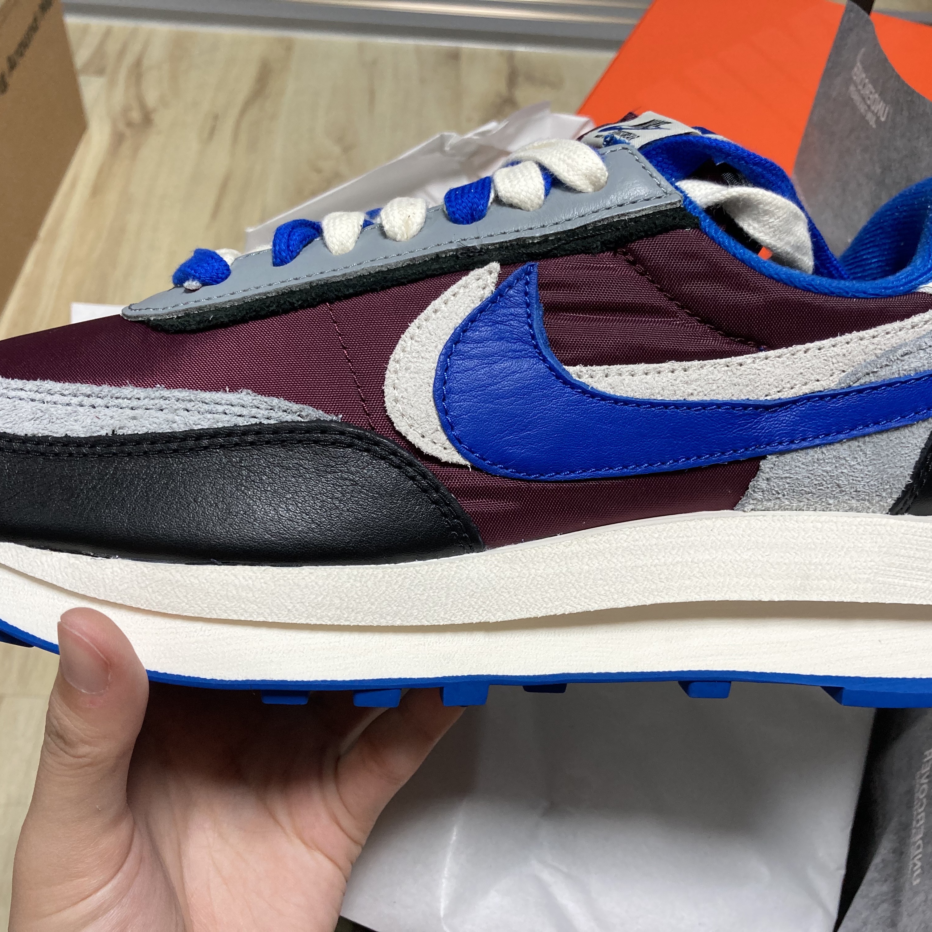 Nike x Sacai x Undercover LDWaffle Night Maroon Team Royal 착용 스타일 - 2