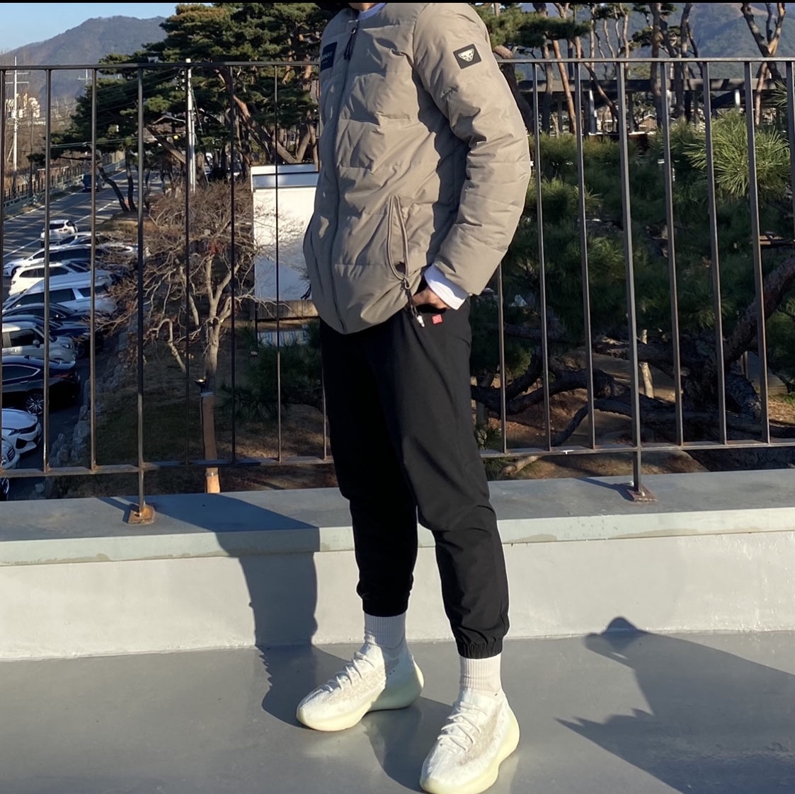 Adidas Yeezy Boost 380 Calcite Glow 착용 스타일