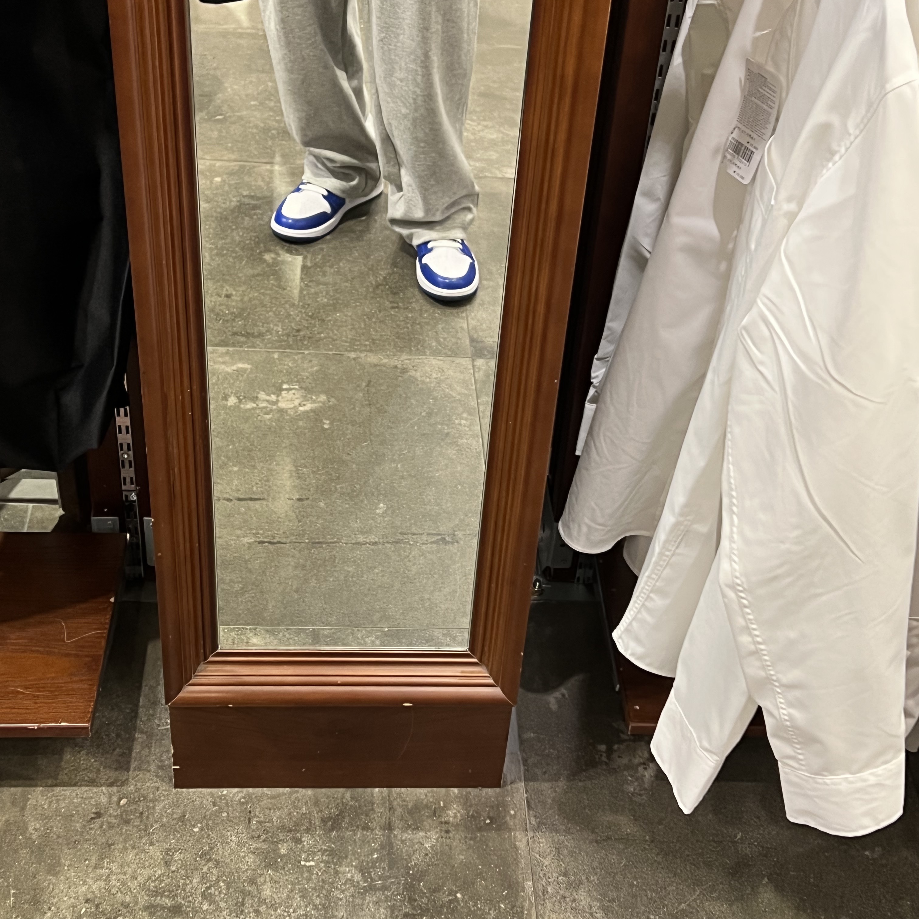(W) Jordan 1 Mid White Hyper Royal 착용 스타일 - 2