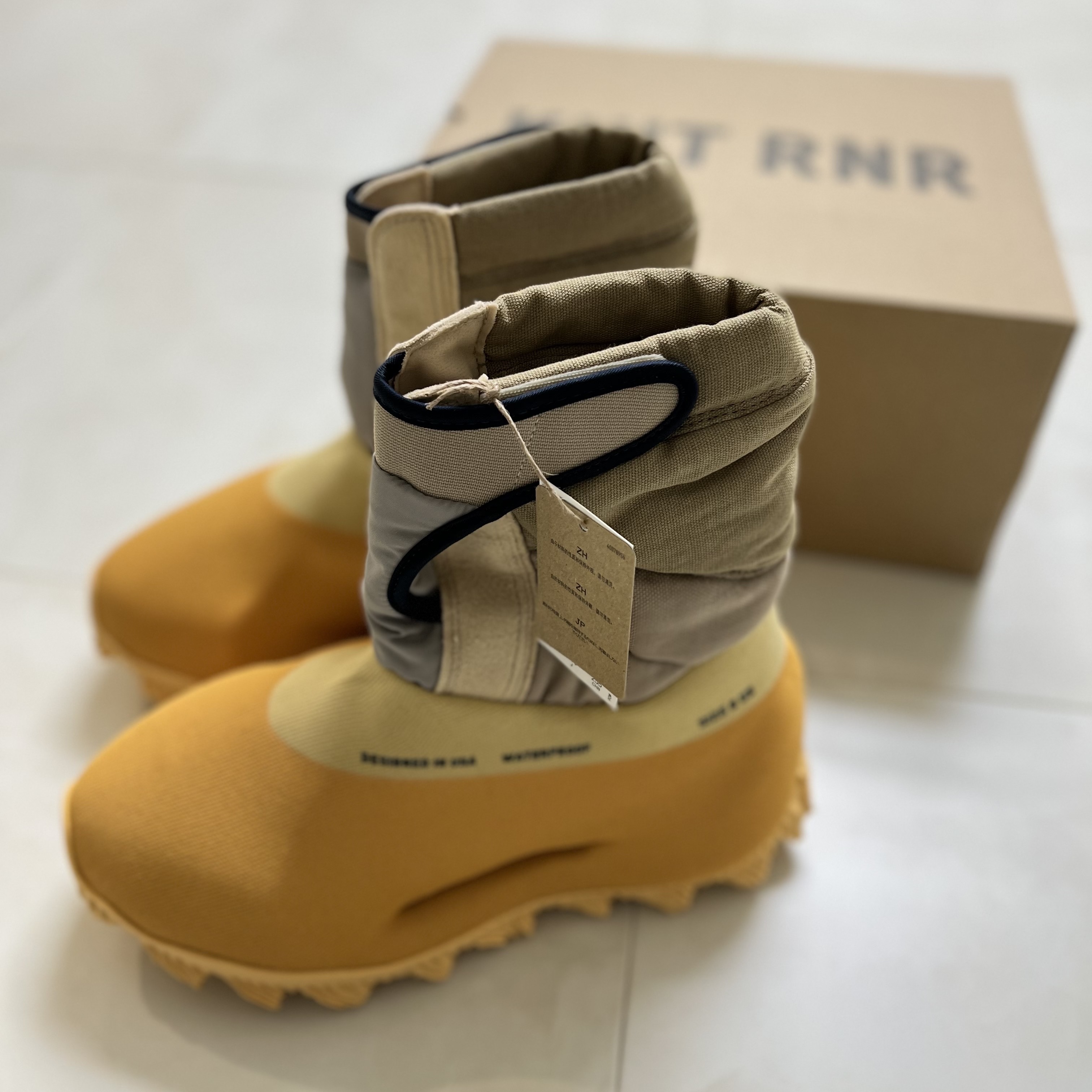 adidas Yeezy Knit RNR Boot Sulfur 착용 스타일