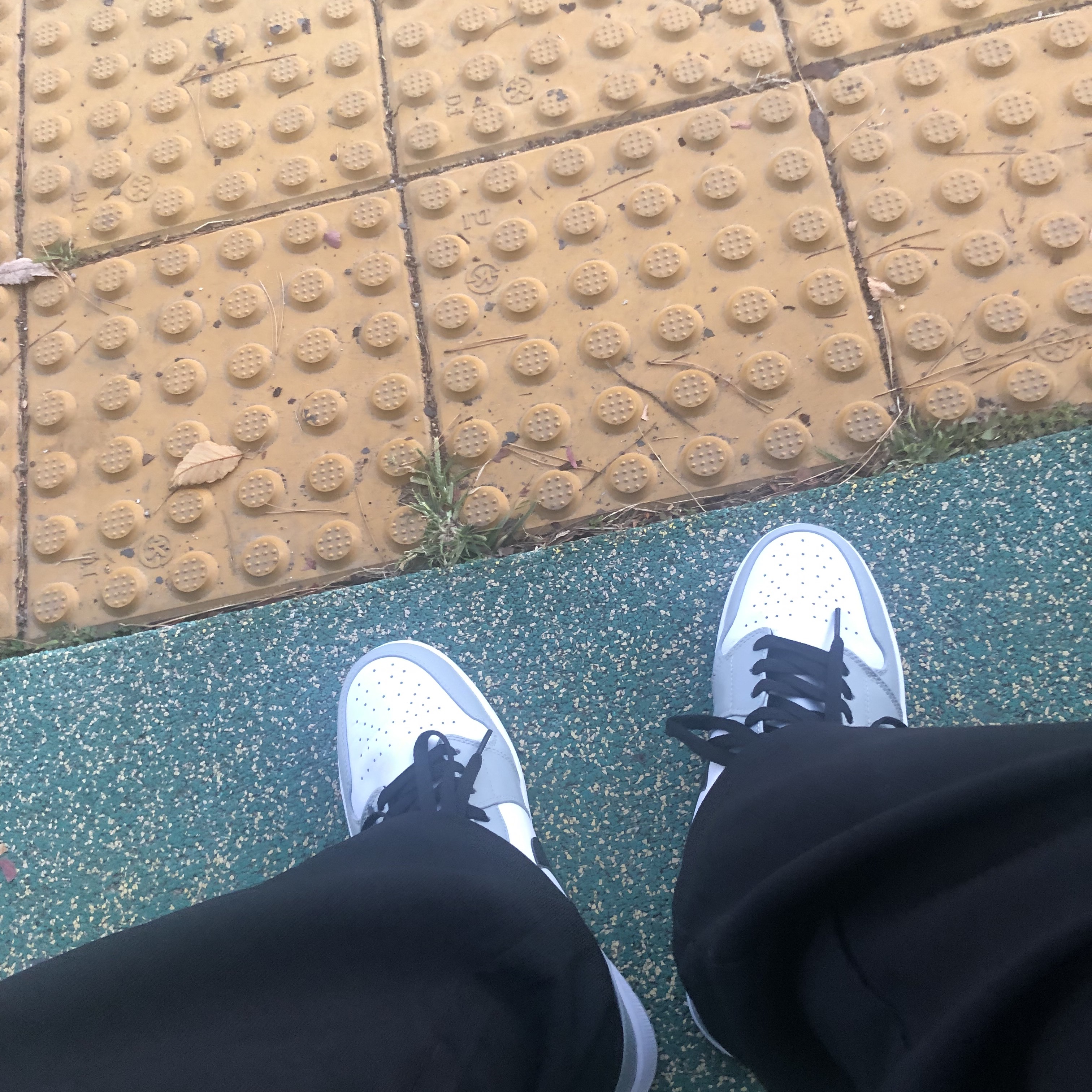 Jordan 1 Mid Light Smoke Grey 착용 스타일