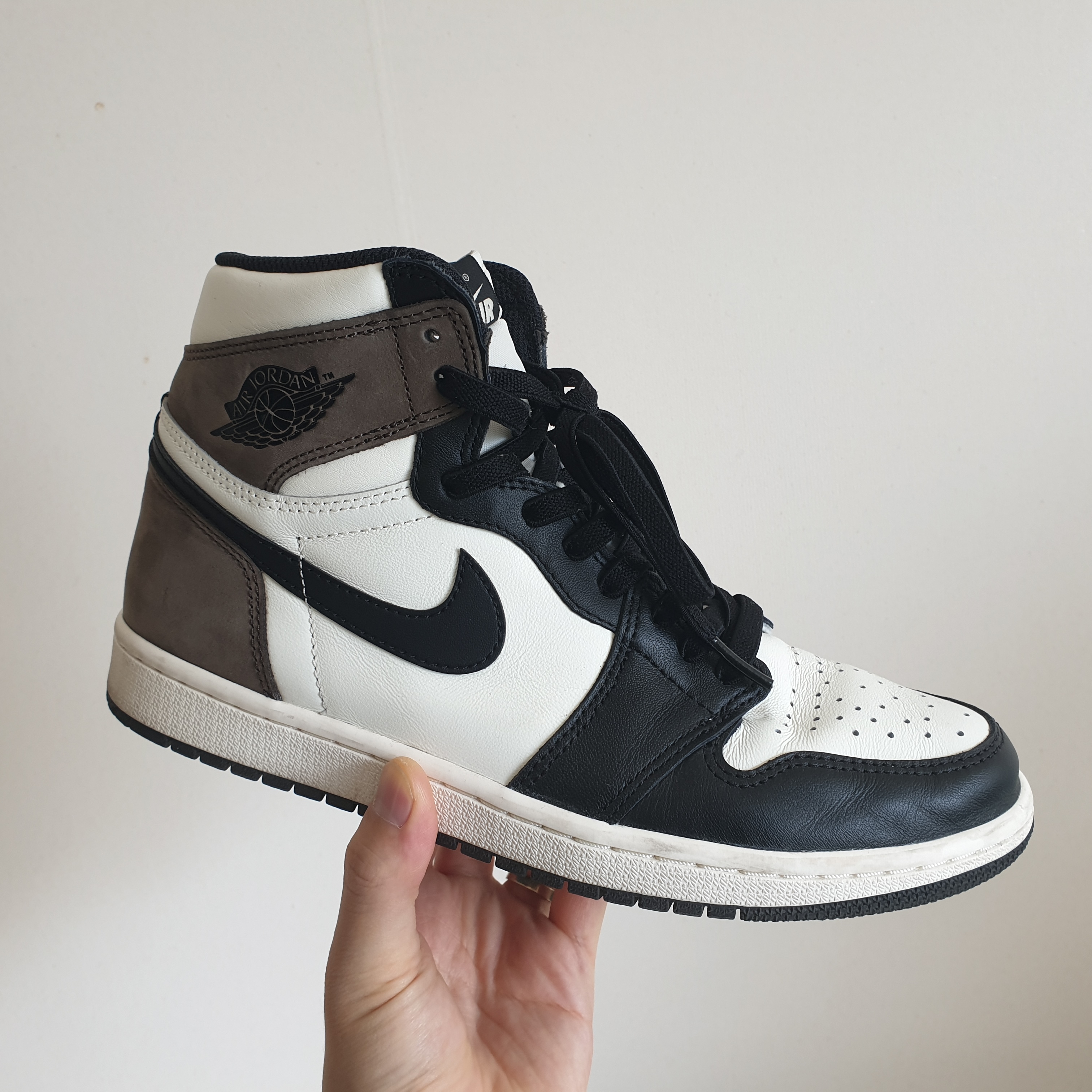 Jordan 1 Retro High OG Black Mocha 착용 스타일