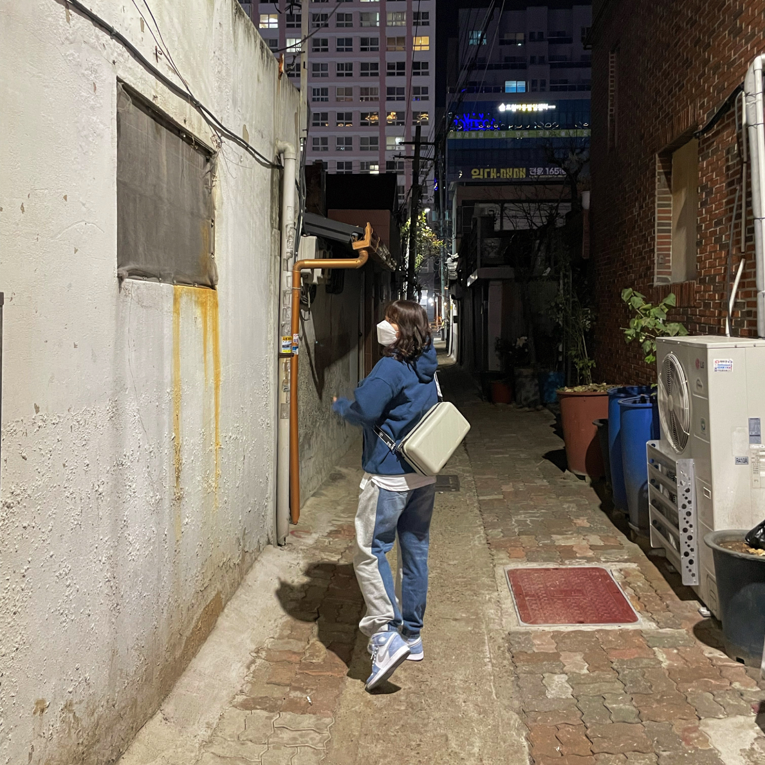 Jordan 1 Retro High OG Hyper Royal, Off-White x Amore Pacific Protection Box (Without Cosmetics) 착용 스타일