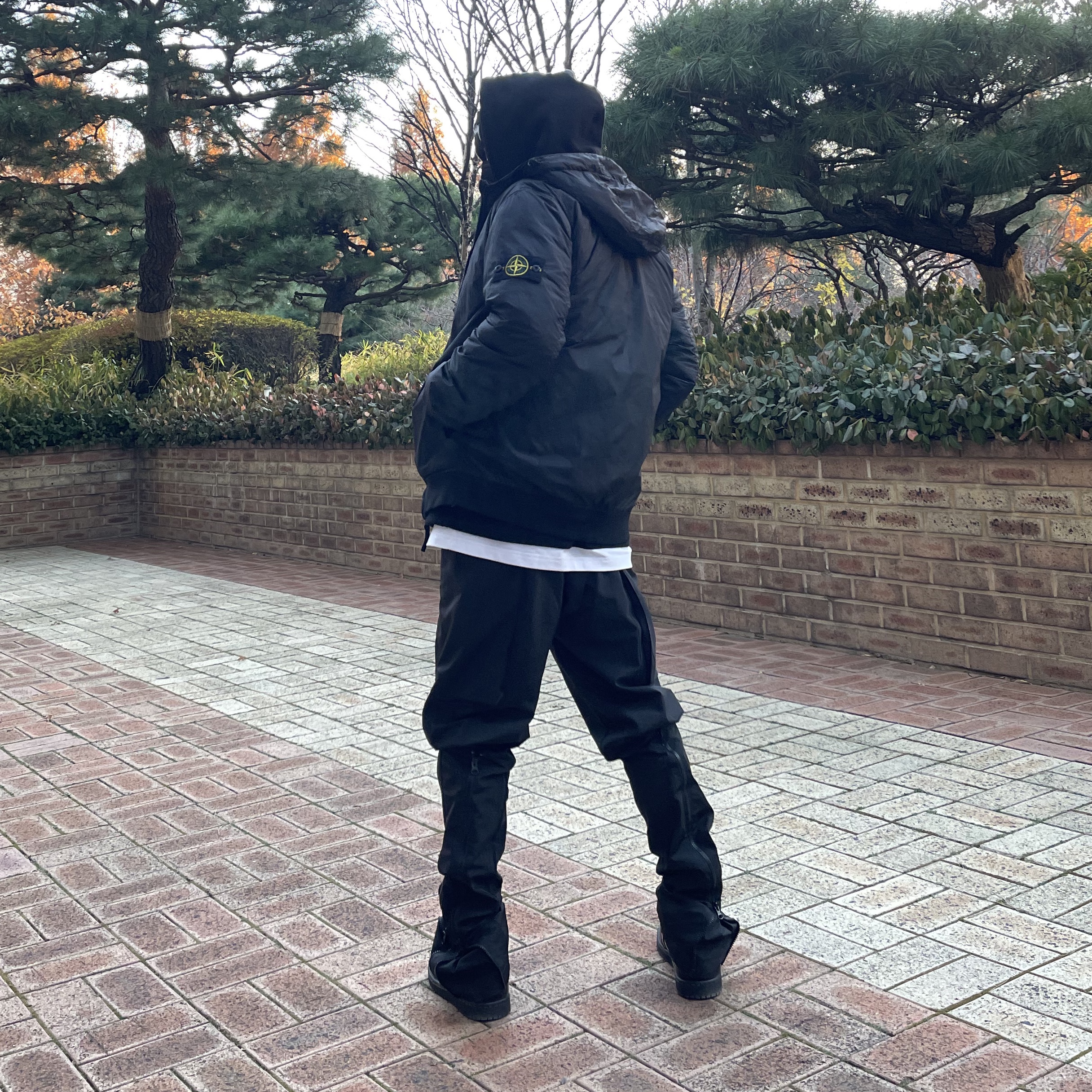 Nike x Stussy Cuff Beanie Black, Jordan 1 Retro High OG Metallic Gold 착용 스타일 - 1