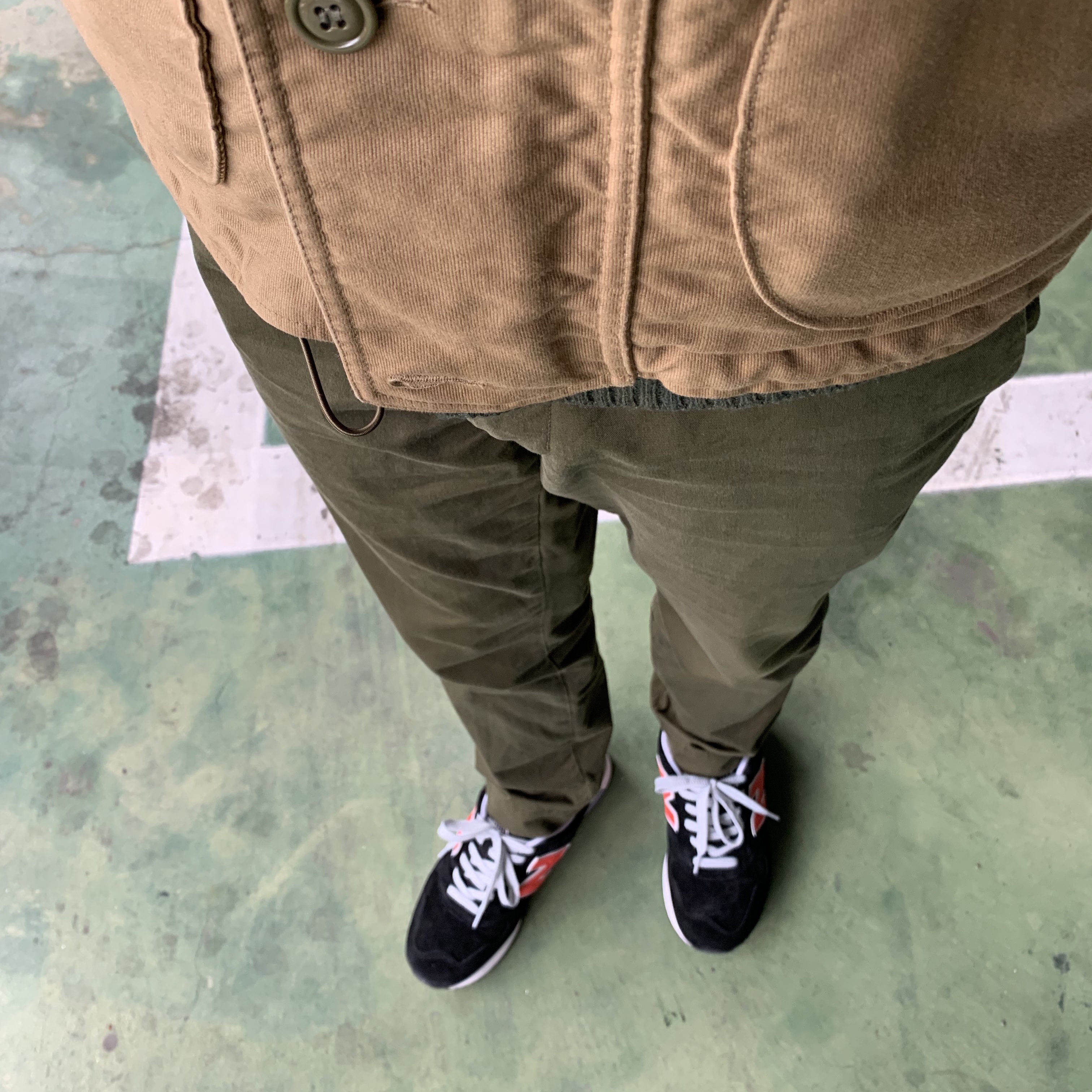 New Balance x J.Crew 1400 Made in USA Black Orange 착용 스타일 - 5