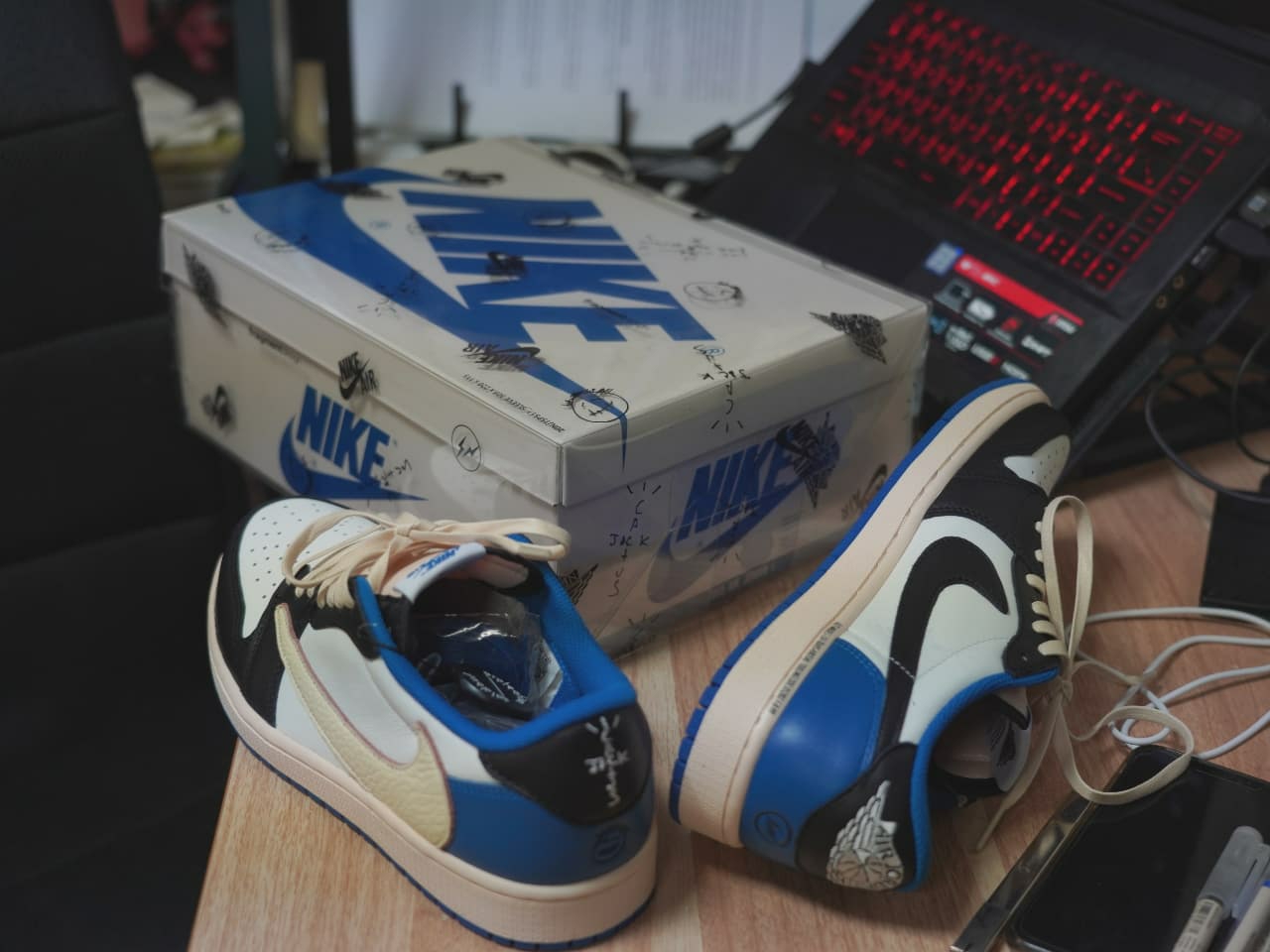 Jordan 1 x Travis Scott x Fragment Retro Low OG SP Military Blue 착용 스타일 - 1