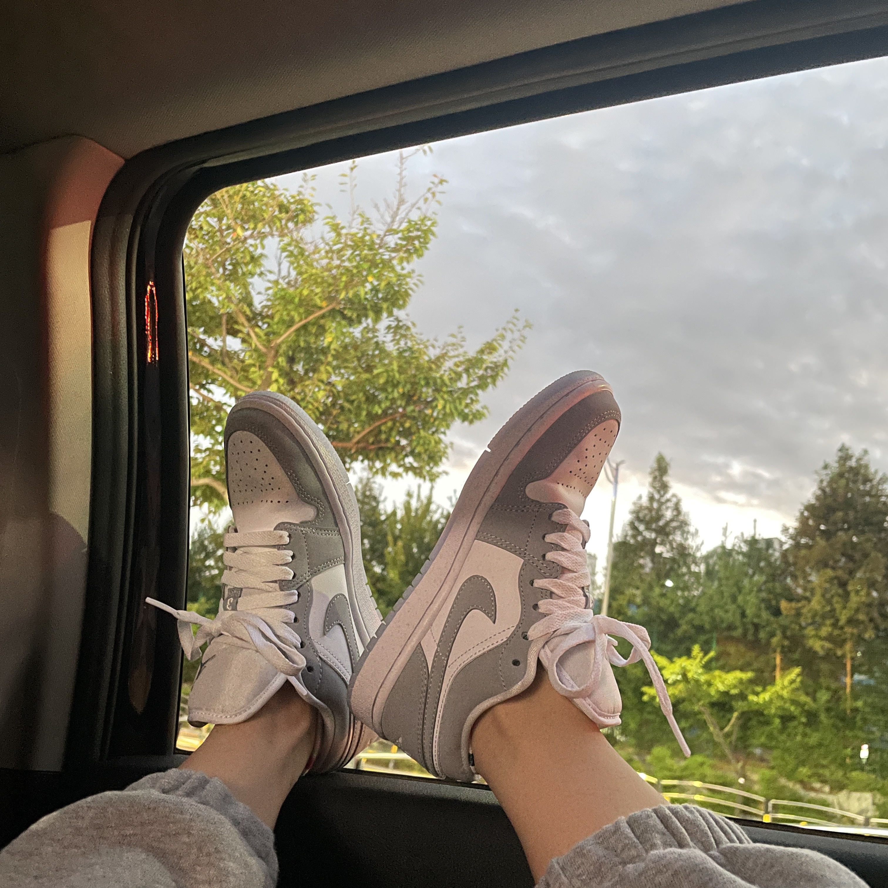 (W) Jordan 1 Low White Wolf Grey 착용 스타일 - 1