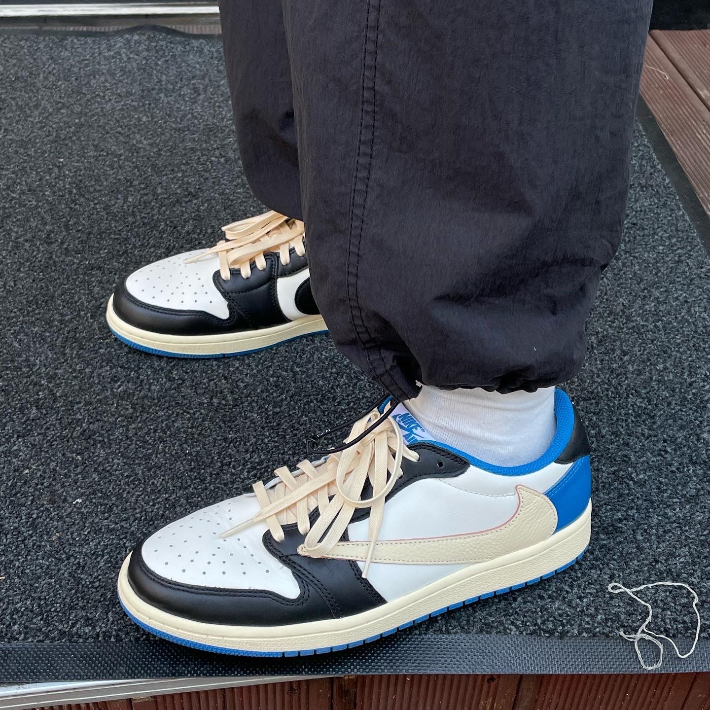 Jordan 1 x Travis Scott x Fragment Retro Low OG SP Military Blue 착용 스타일 - 2