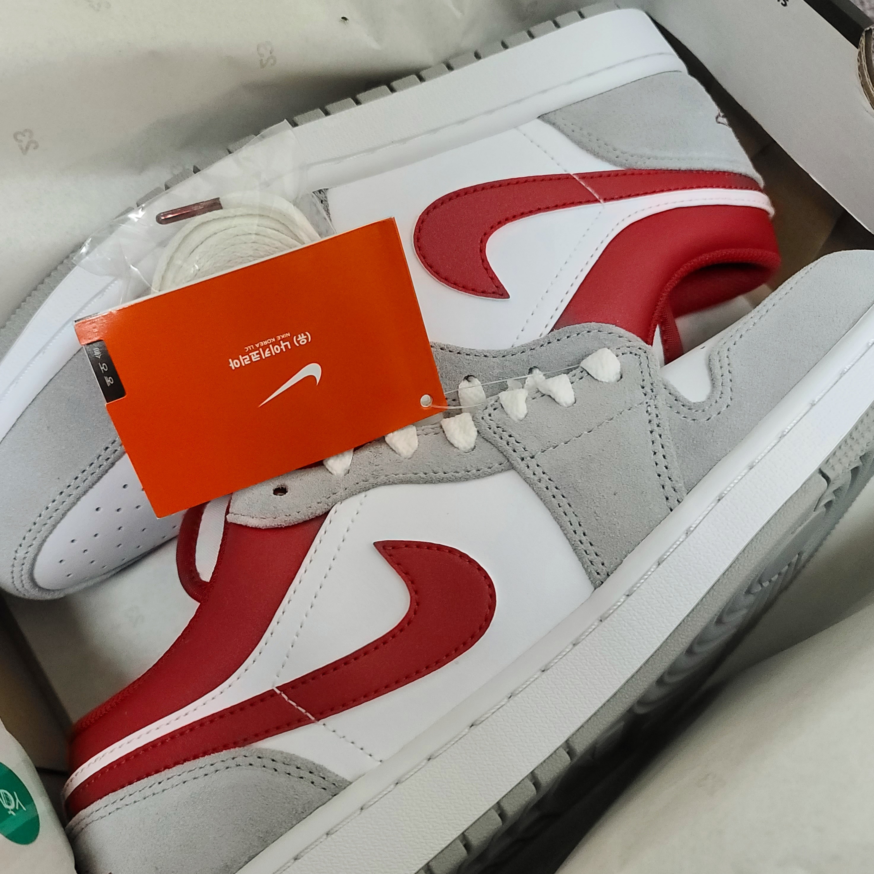 Jordan 1 Low SE Light Smoke Grey Gym Red 착용 스타일 - 1