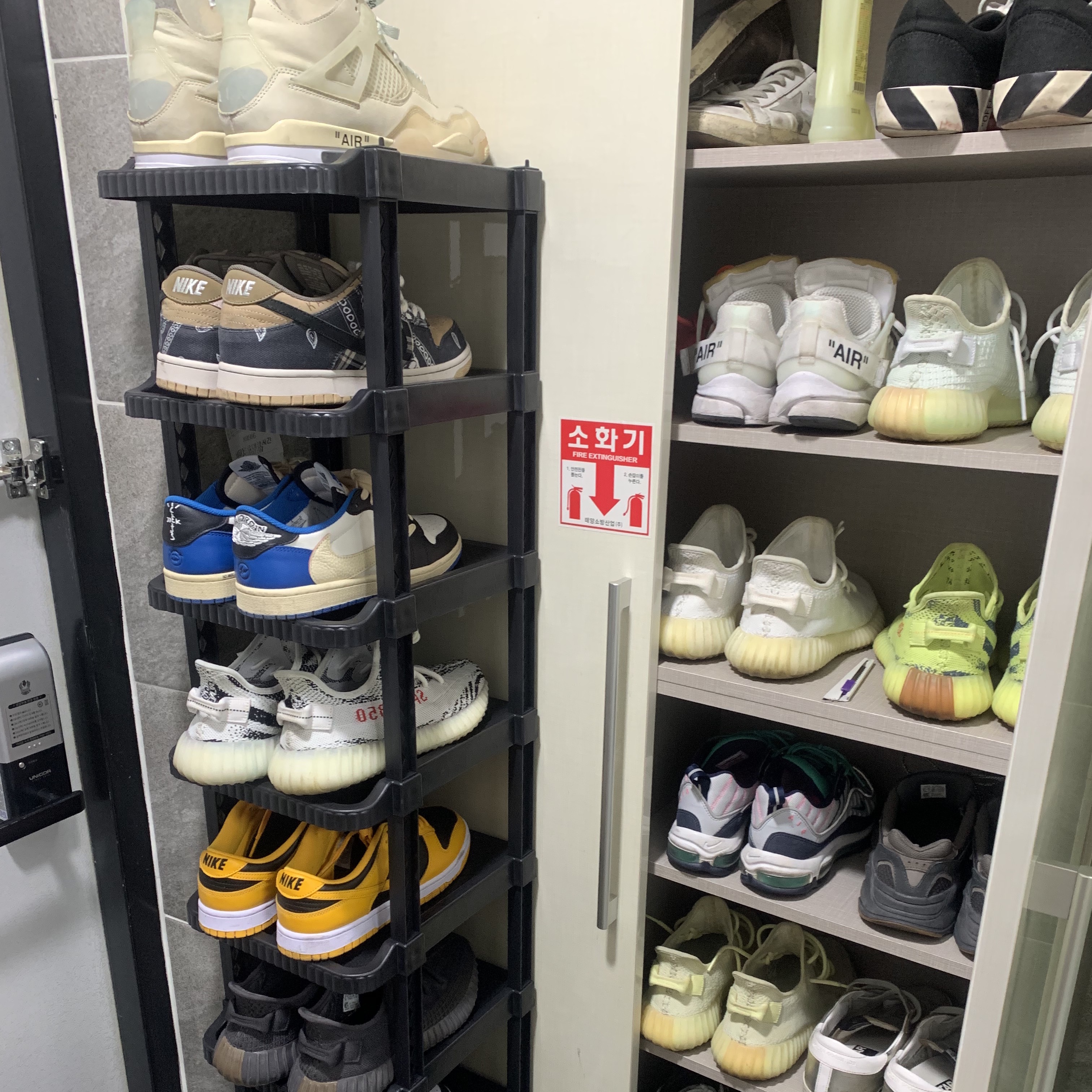 (W) Jordan 4 x Off-White Retro SP Sail, Jordan 1 x Travis Scott x Fragment Retro Low OG SP Military Blue 착용 스타일